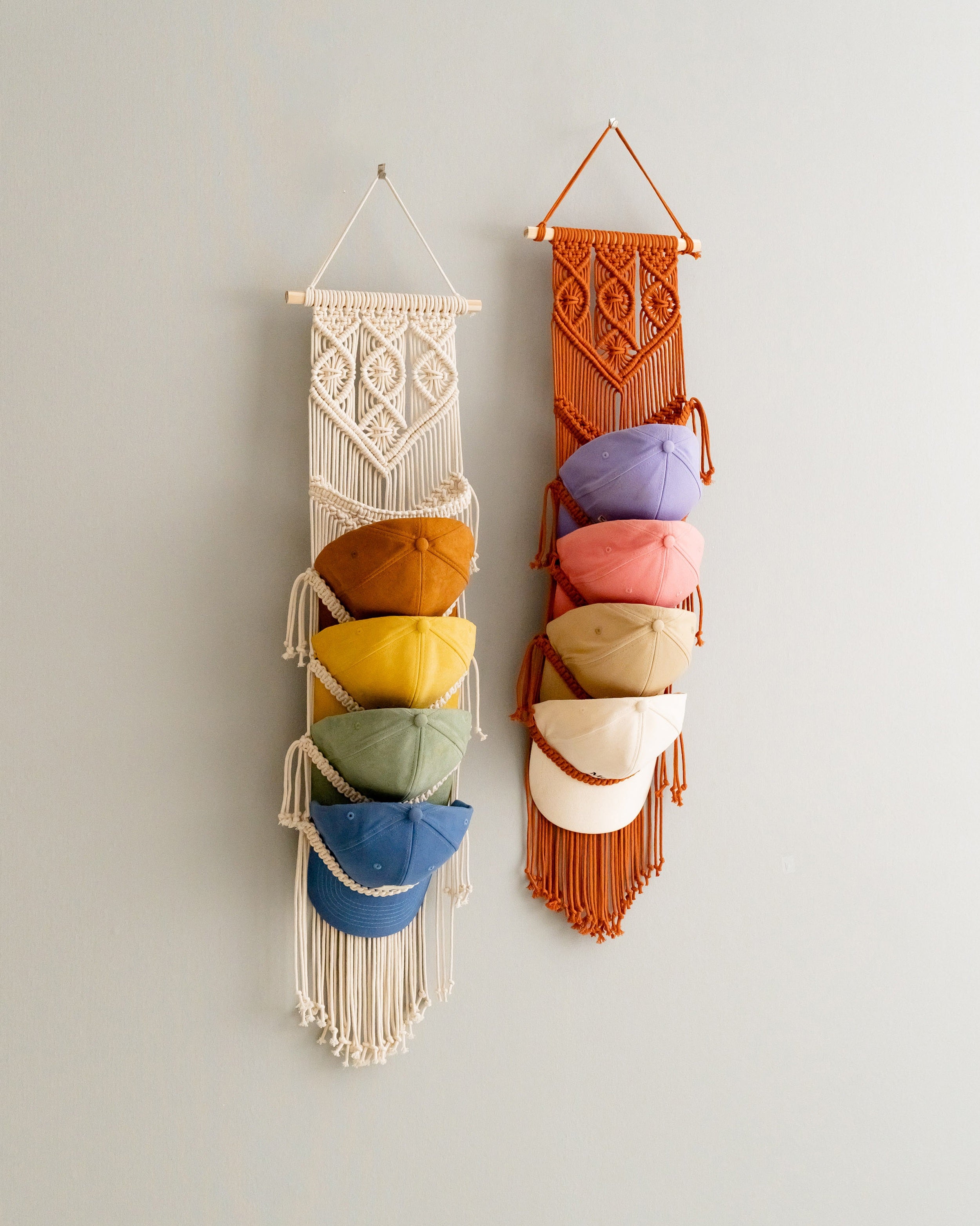 Percha de macramé para organizar tus sombreros favoritos 