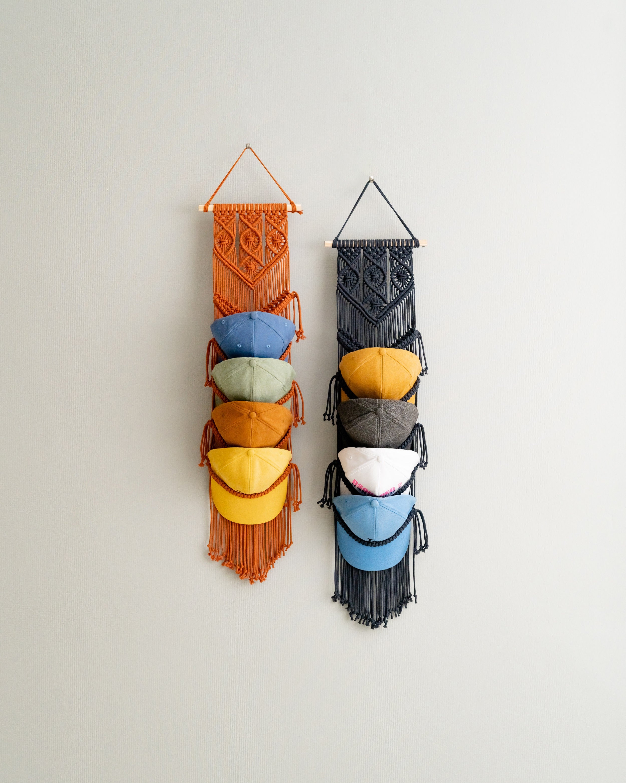 Percha de macramé para organizar tus sombreros favoritos 