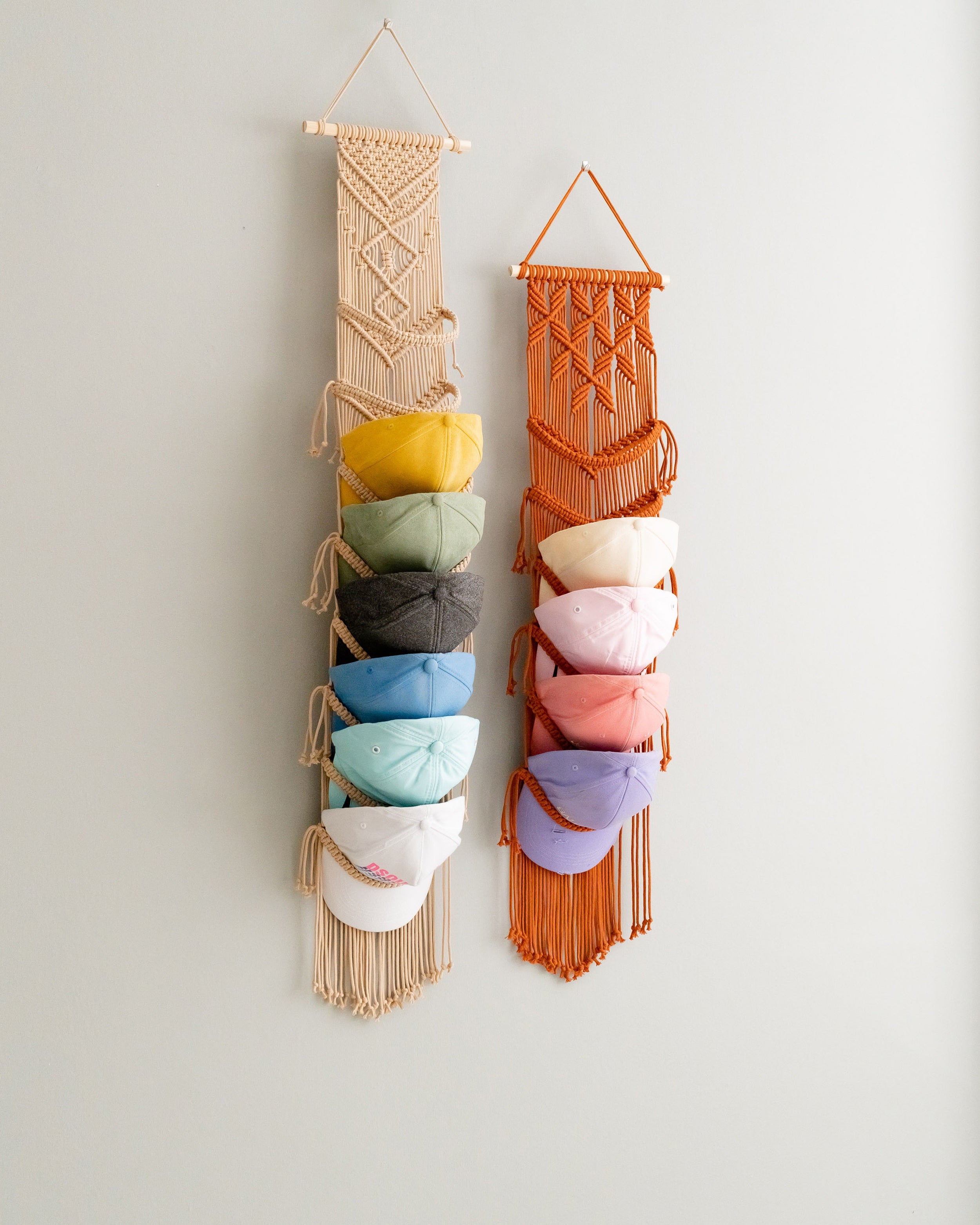 Percha de macramé para organizar tus sombreros favoritos 