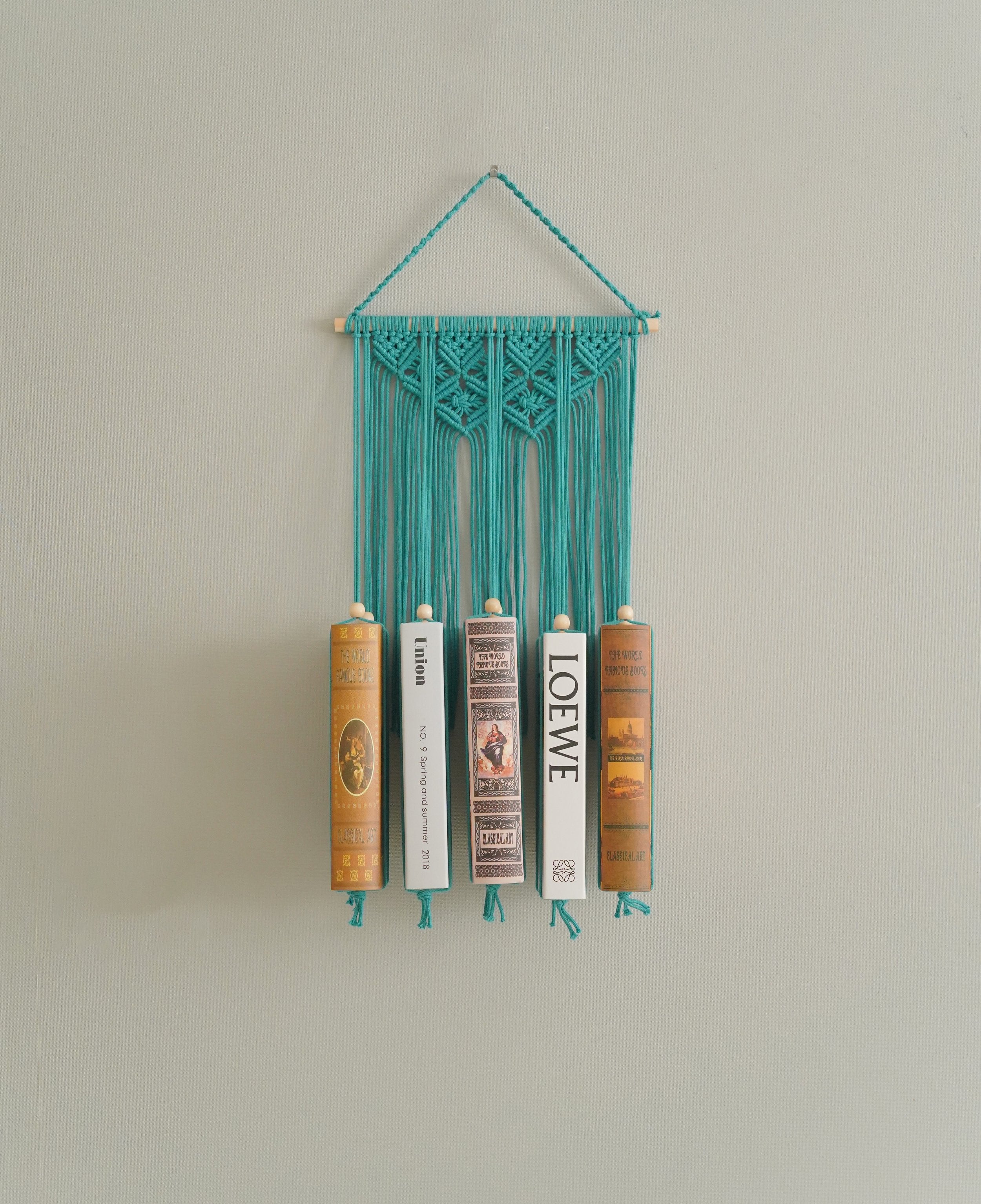 Estantería de macramé boho para guardar libros con estilo