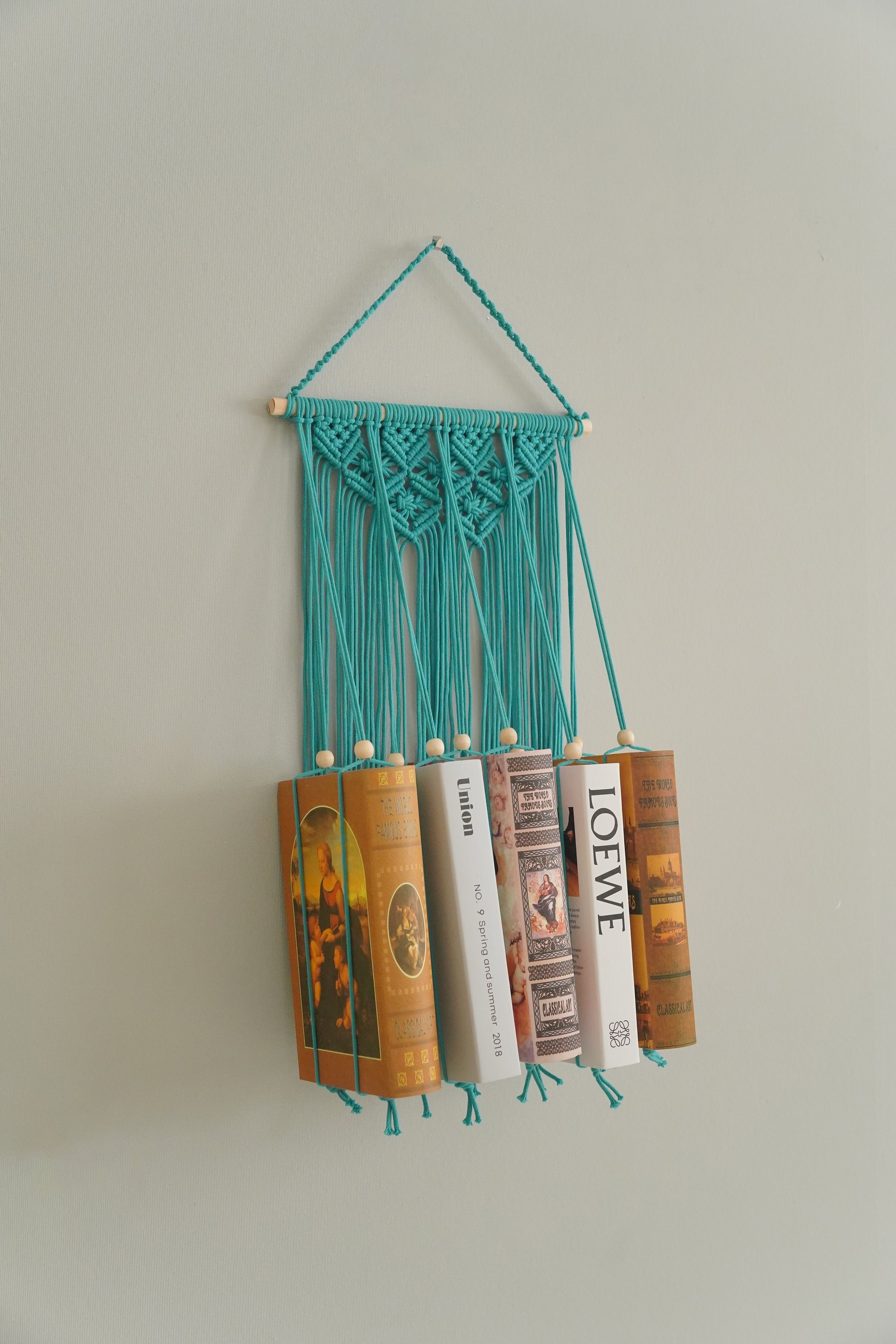 Estantería de macramé boho para guardar libros con estilo