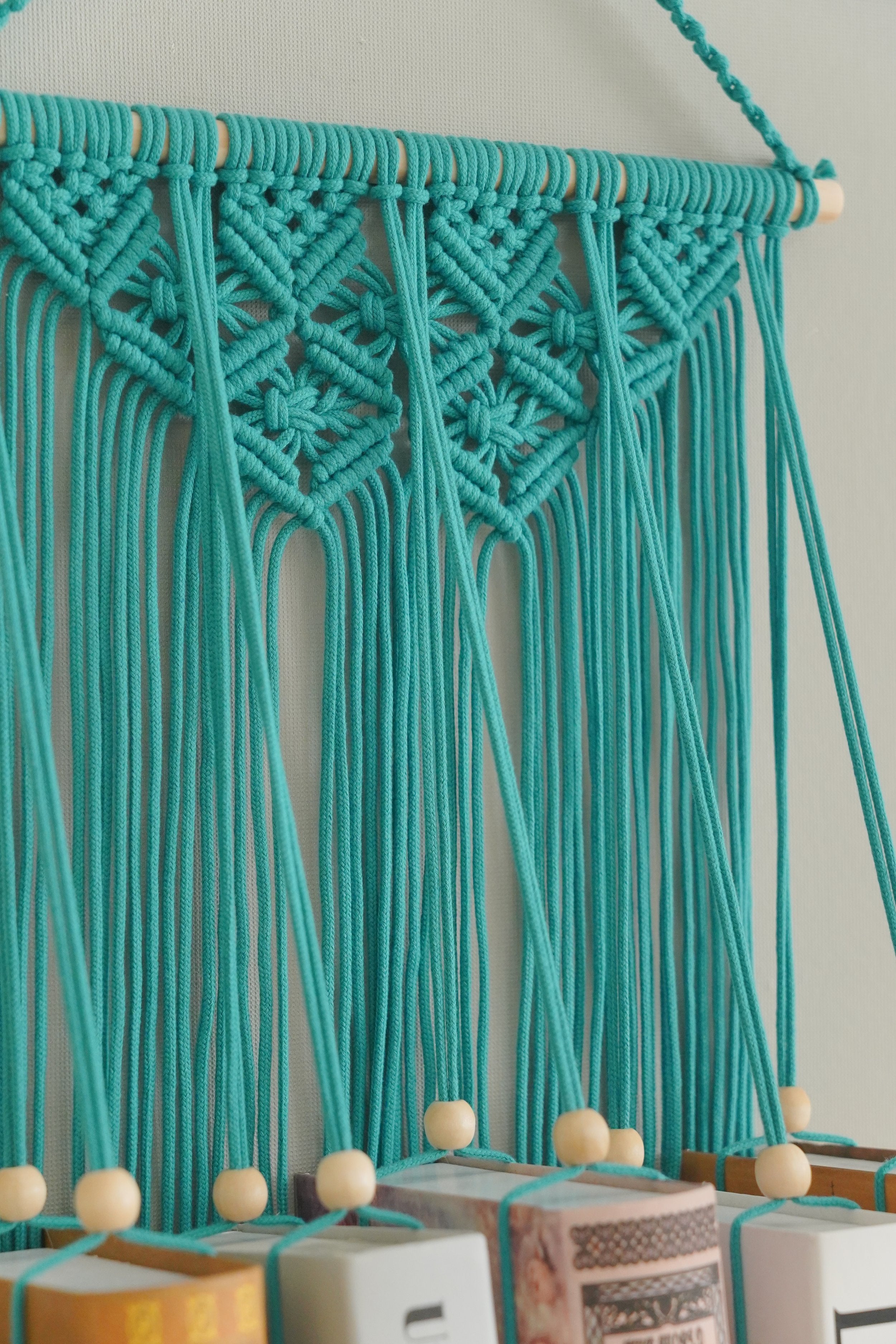 Estantería de macramé boho para guardar libros con estilo