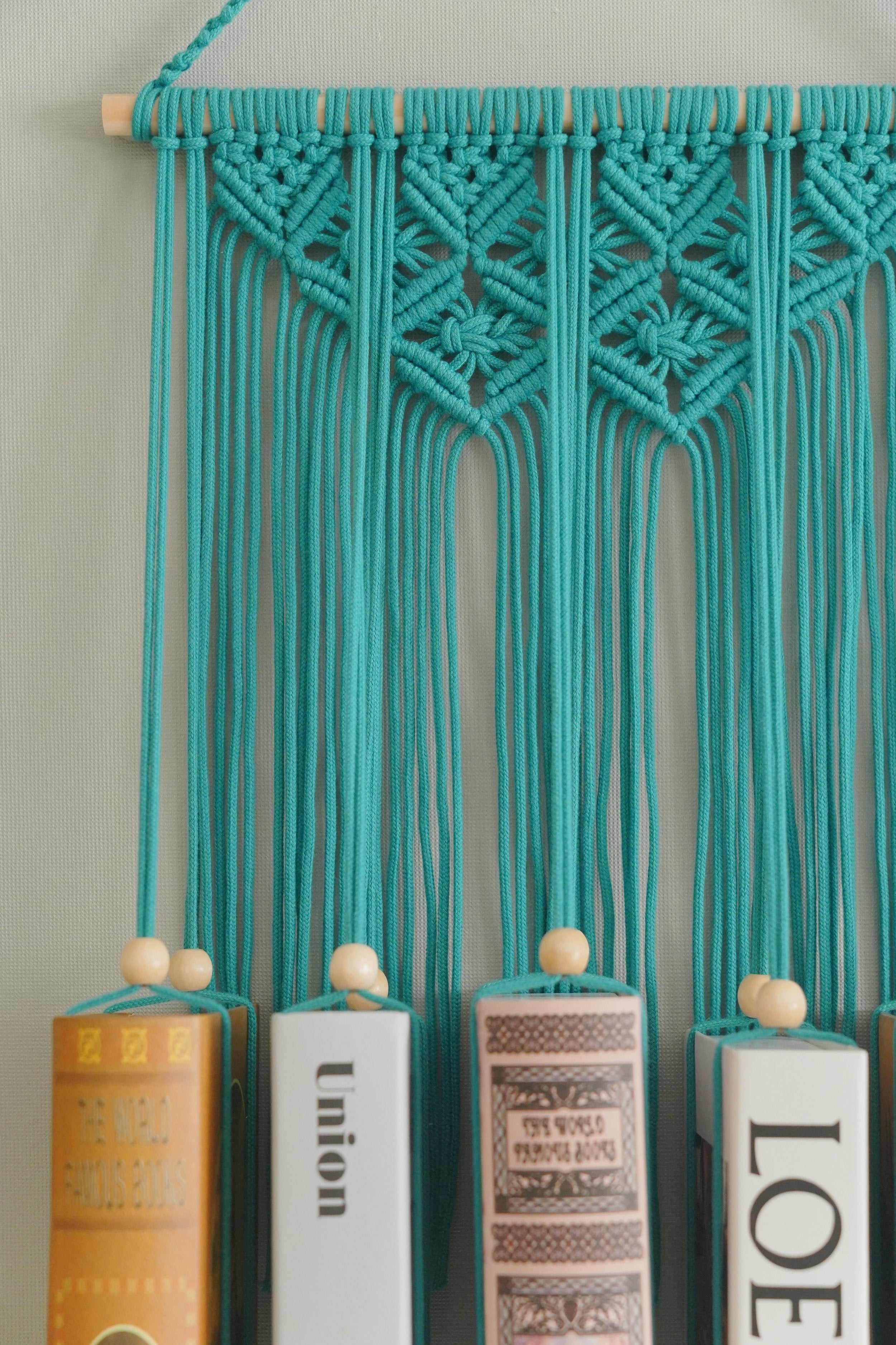 Estantería de macramé boho para guardar libros con estilo