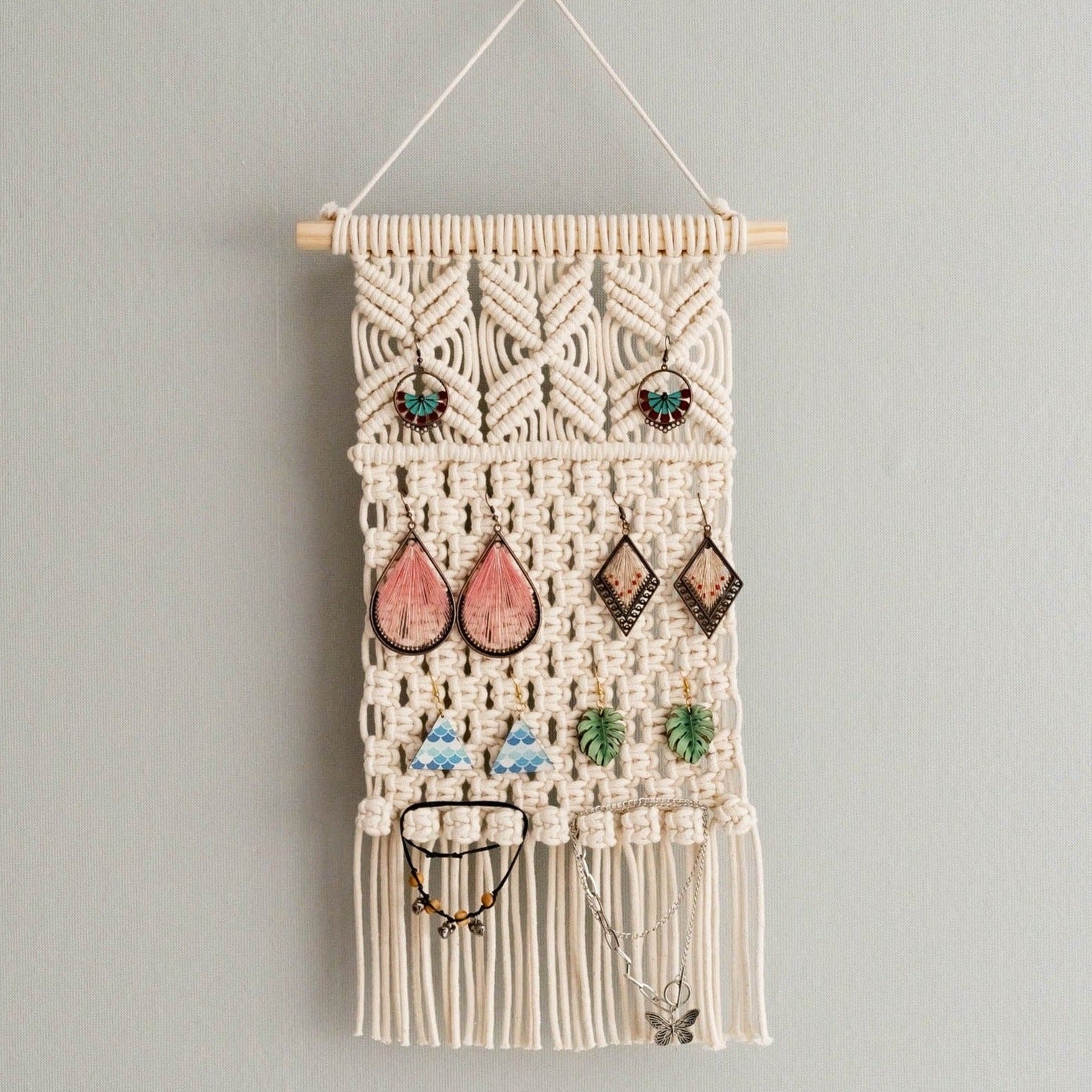 Perchero de pared para guardar pendientes de estilo bohemio y rústico