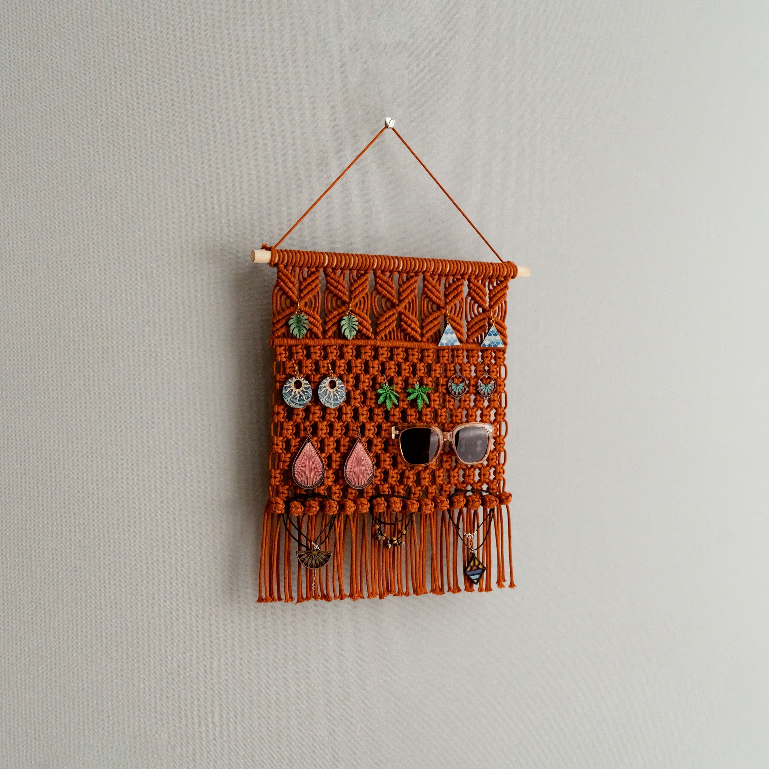 Perchero de pared para guardar pendientes de estilo bohemio y rústico