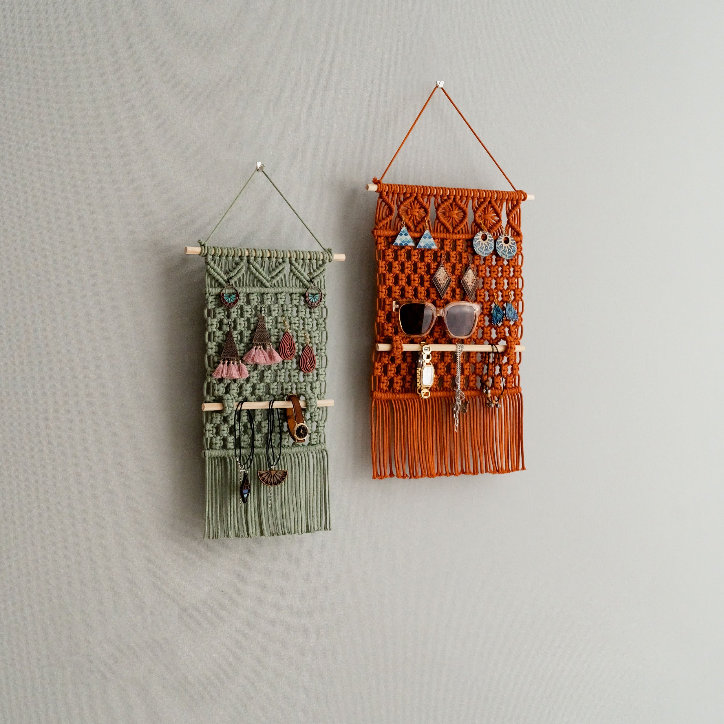 Soporte de joyería de macramé para guardar aretes estilo bohemio y decorar el hogar