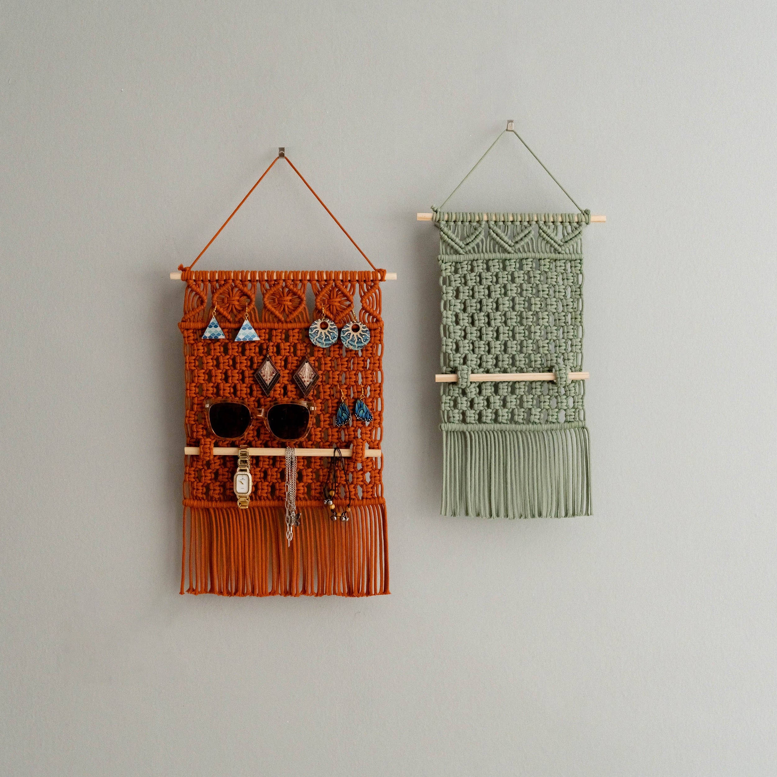 Soporte de joyería de macramé para guardar aretes estilo bohemio y decorar el hogar