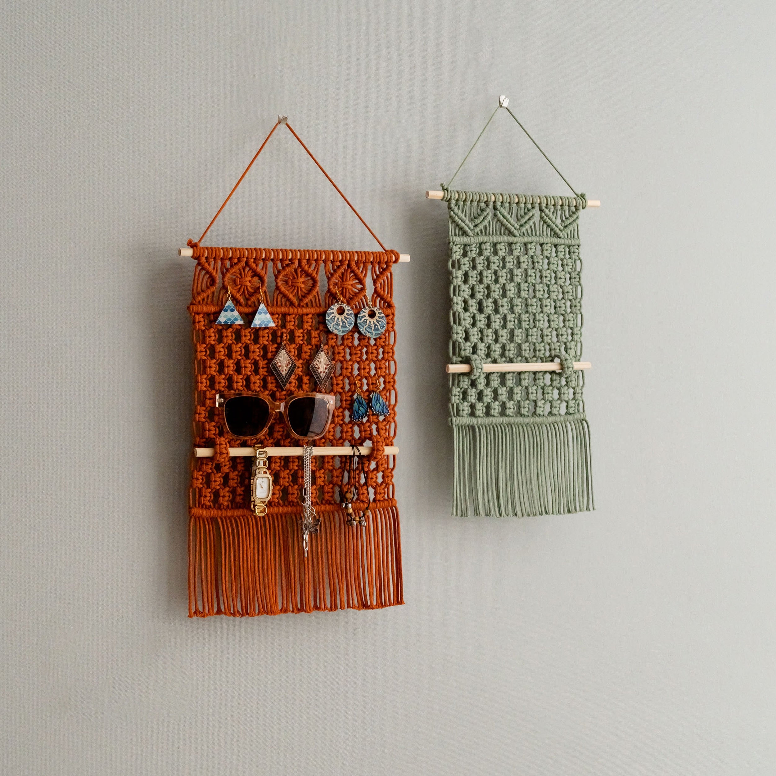 Soporte de joyería de macramé para guardar aretes estilo bohemio y decorar el hogar