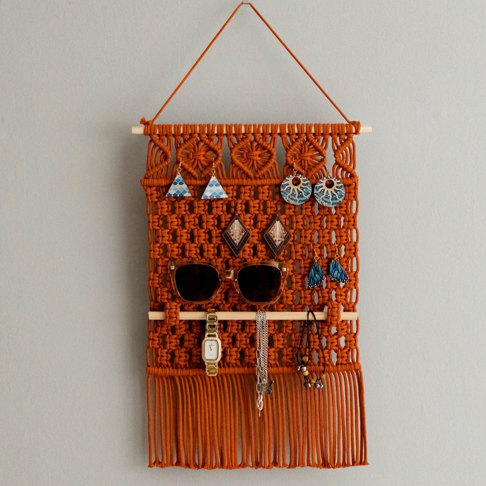 Soporte de joyería de macramé para guardar aretes estilo bohemio y decorar el hogar