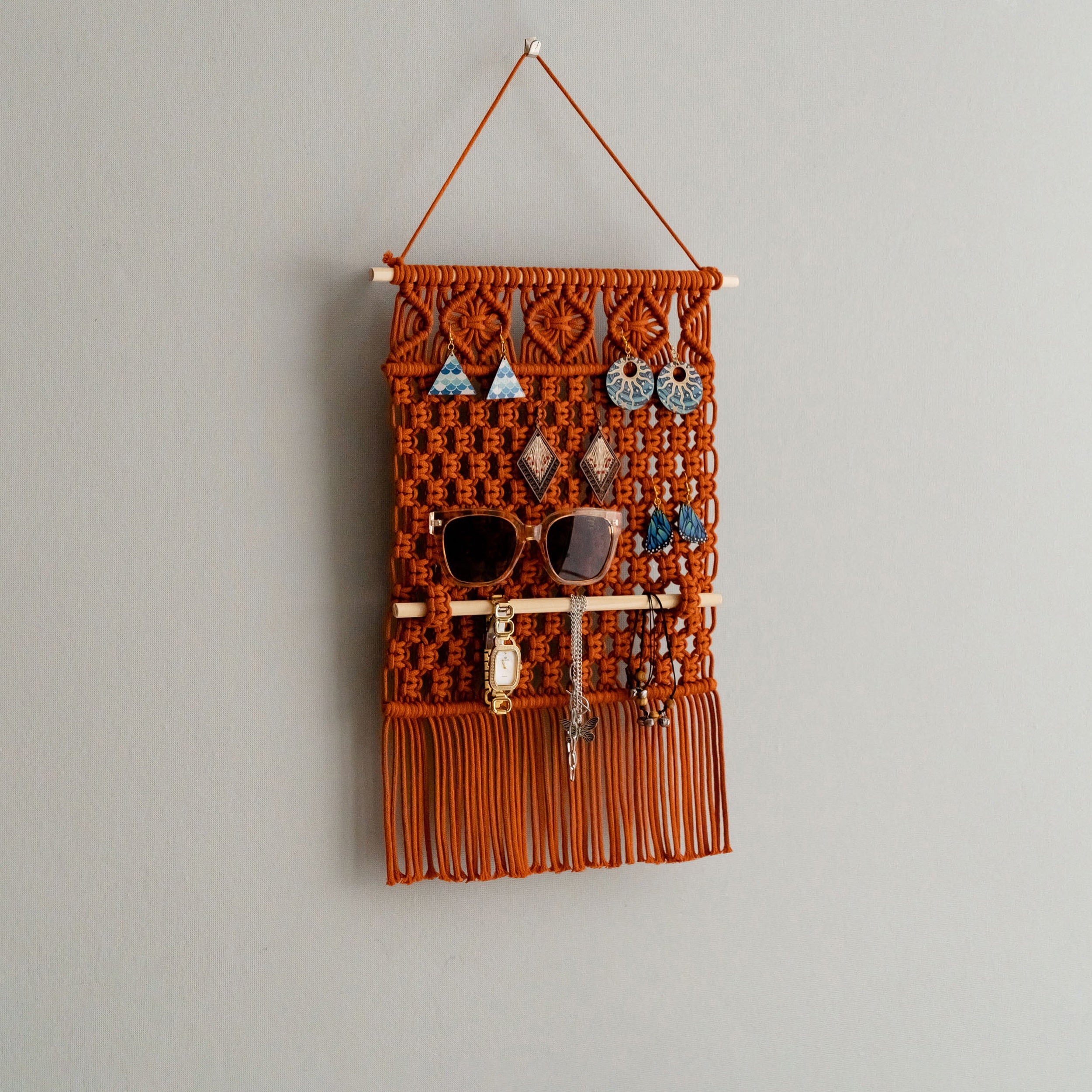 Soporte de joyería de macramé para guardar aretes estilo bohemio y decorar el hogar