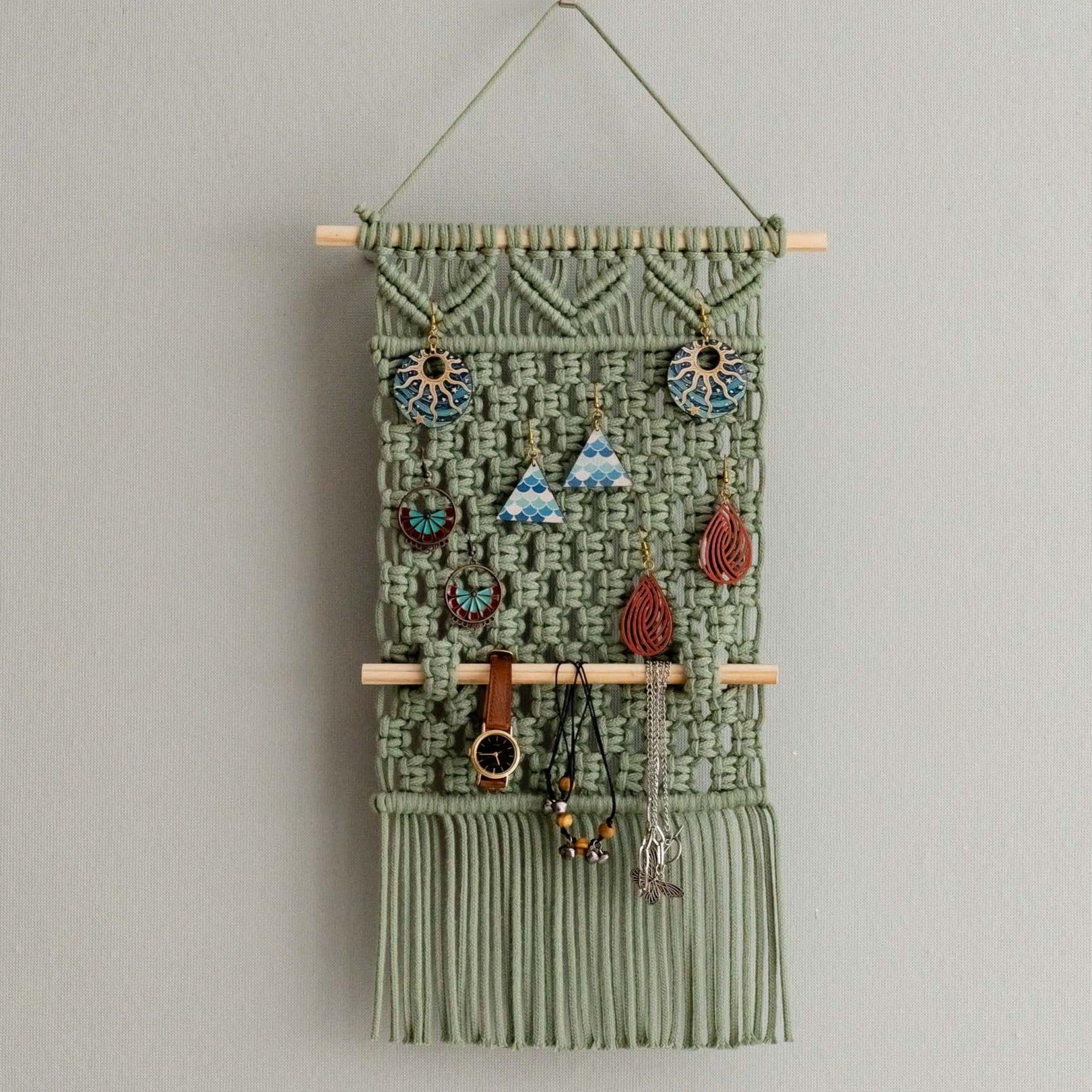 Soporte de joyería de macramé para guardar aretes estilo bohemio y decorar el hogar