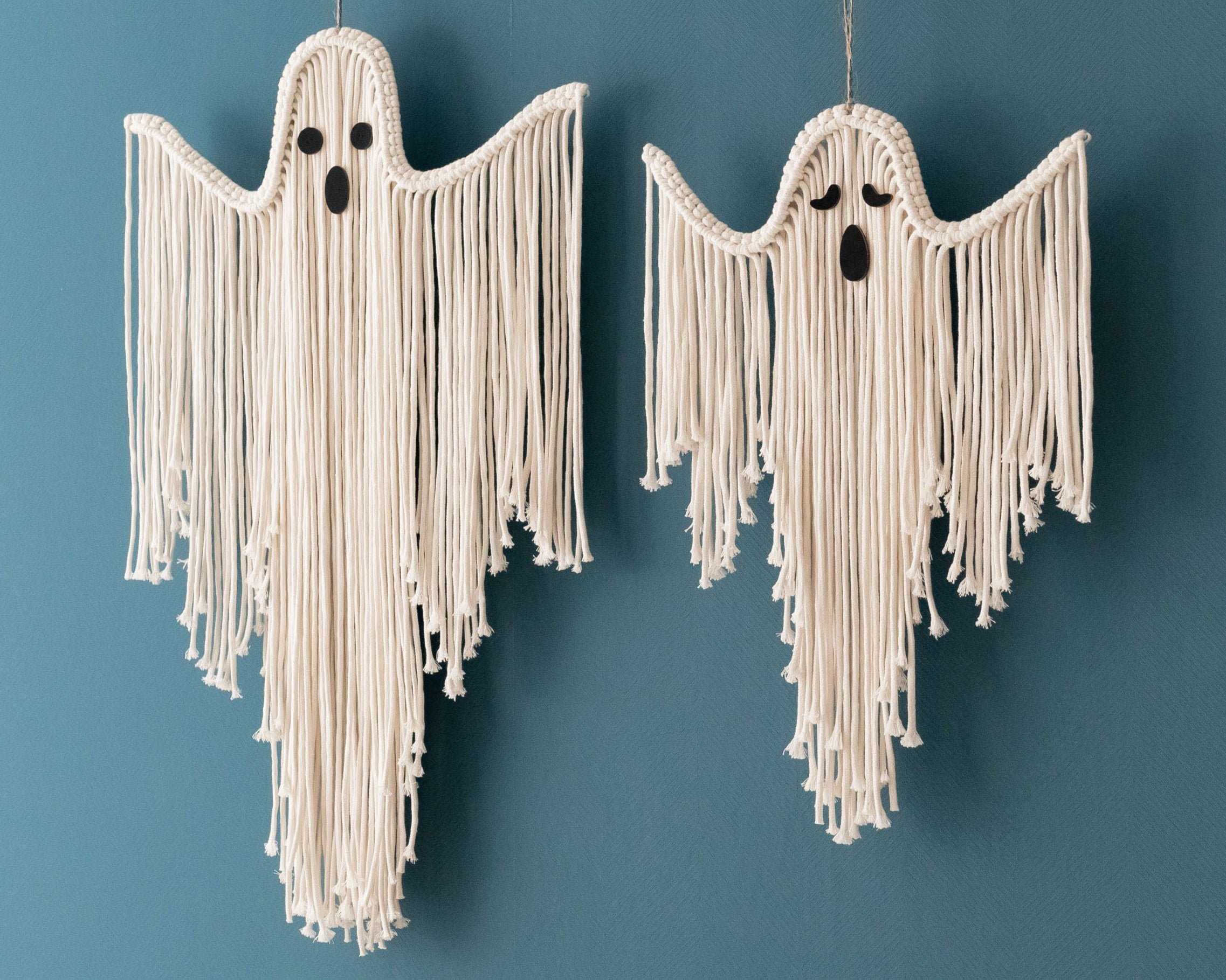 Arte de pared fantasmal de macramé espeluznante para un ambiente bohemio de Halloween