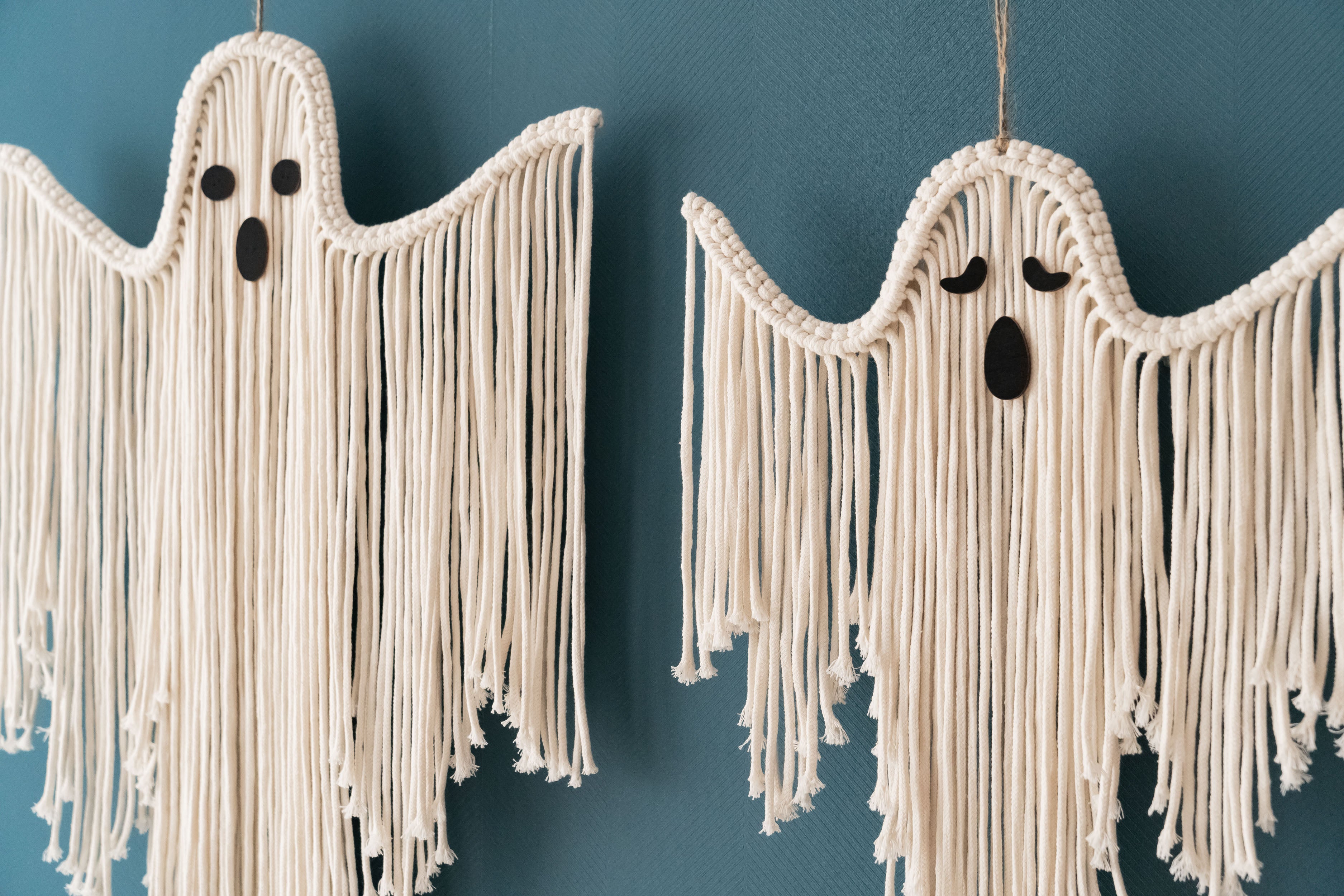 Arte de pared fantasmal de macramé espeluznante para un ambiente bohemio de Halloween