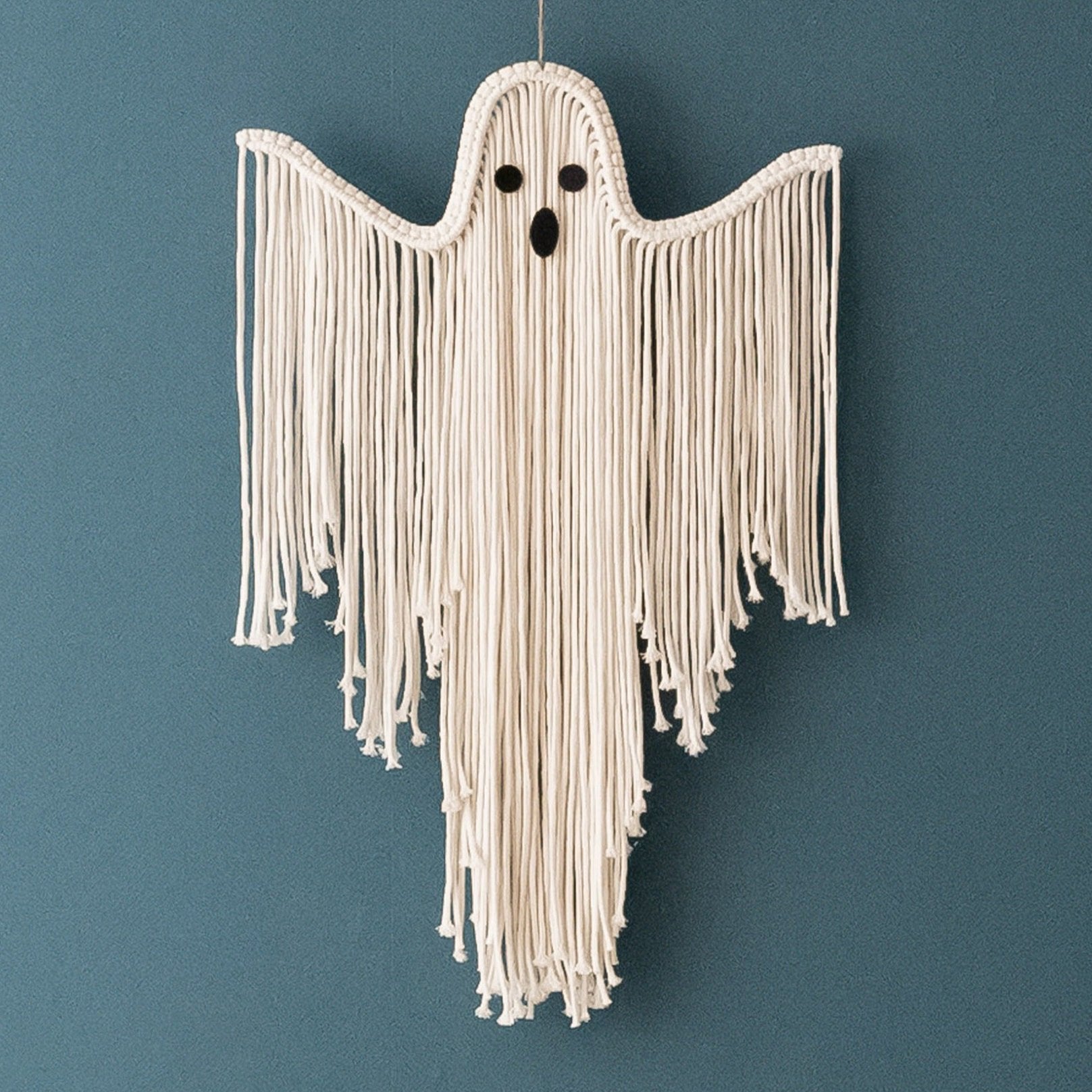 Arte de pared fantasmal de macramé espeluznante para un ambiente bohemio de Halloween