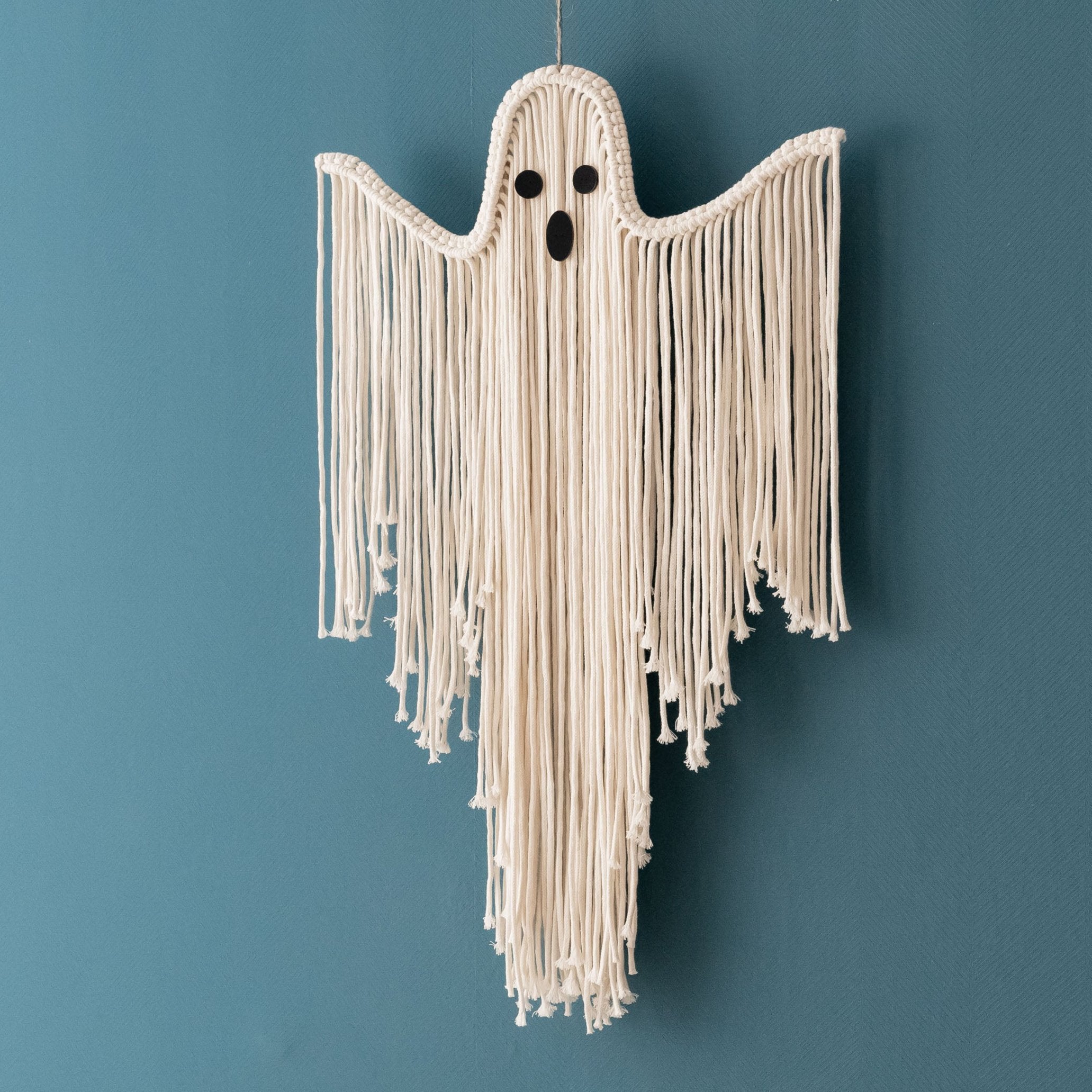 Arte de pared fantasmal de macramé espeluznante para un ambiente bohemio de Halloween