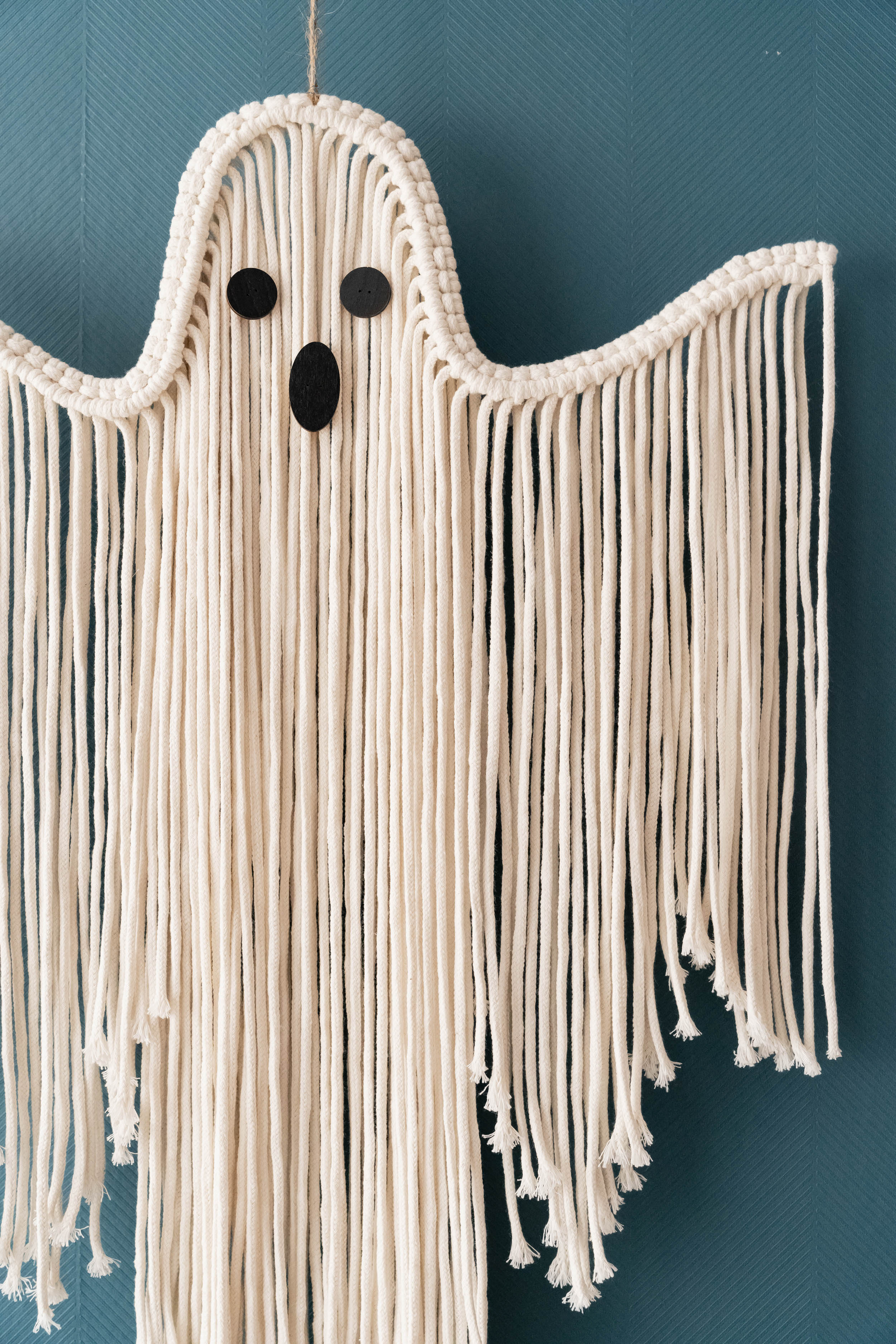 Arte de pared fantasmal de macramé espeluznante para un ambiente bohemio de Halloween