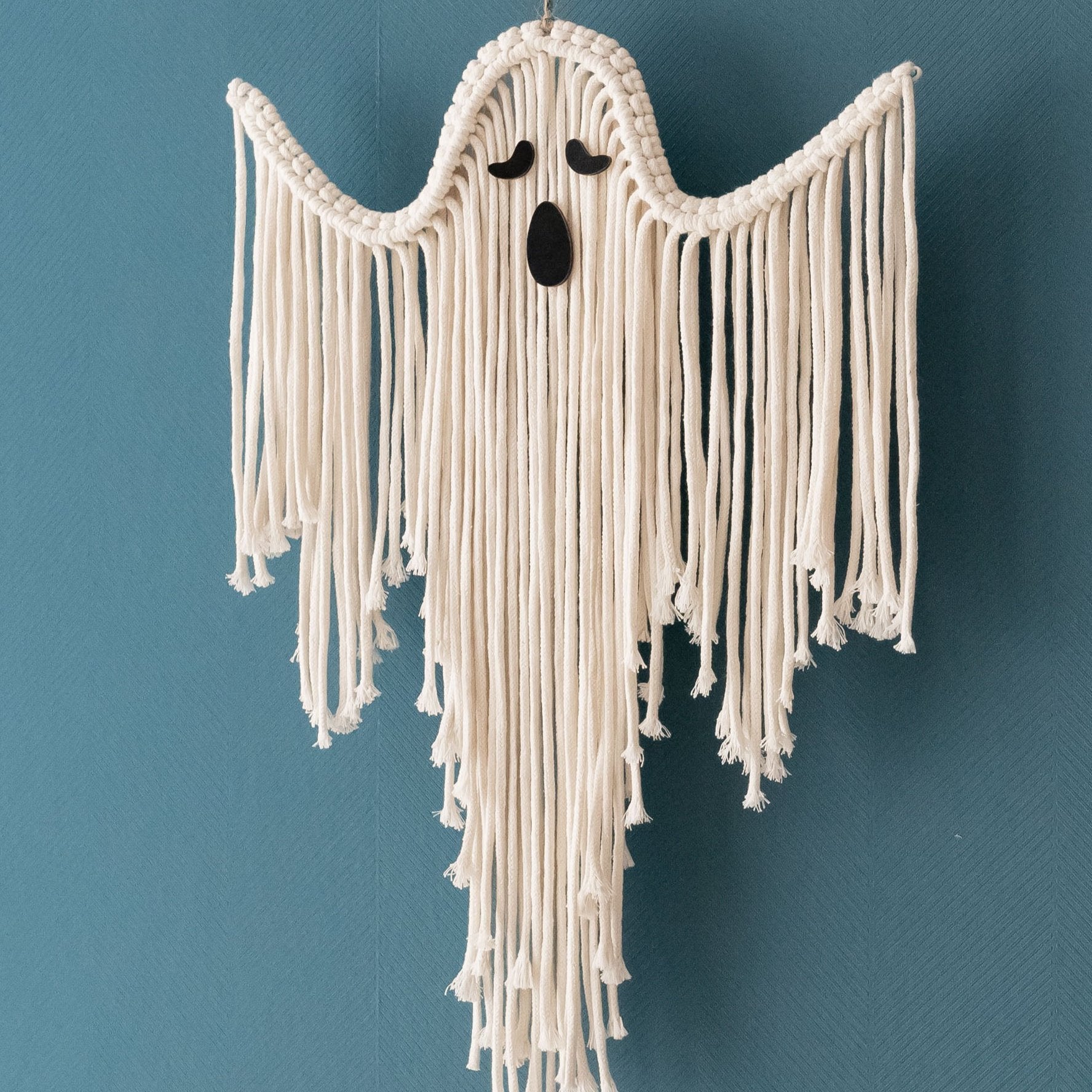 Arte de pared fantasmal de macramé espeluznante para un ambiente bohemio de Halloween