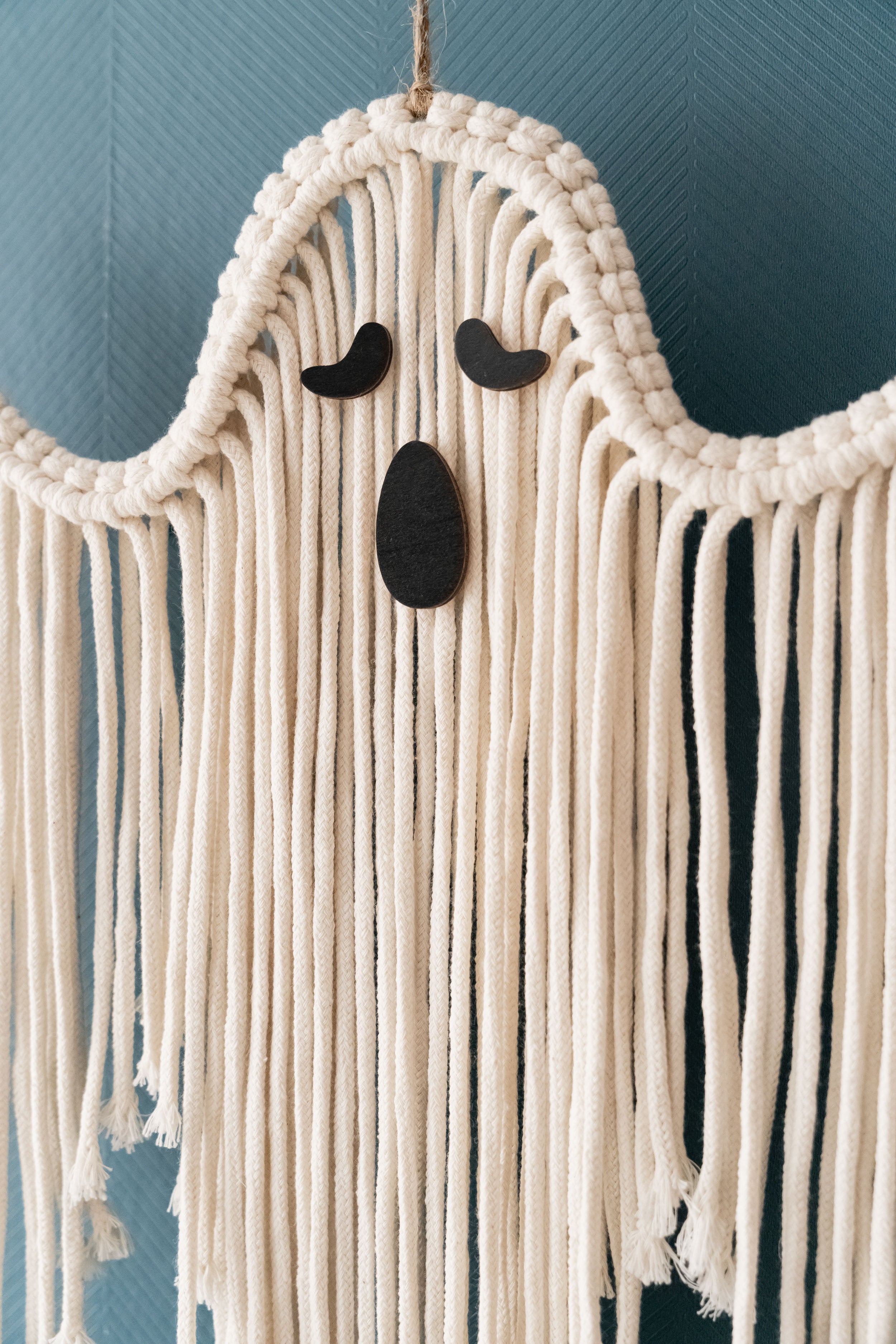 Arte de pared fantasmal de macramé espeluznante para un ambiente bohemio de Halloween