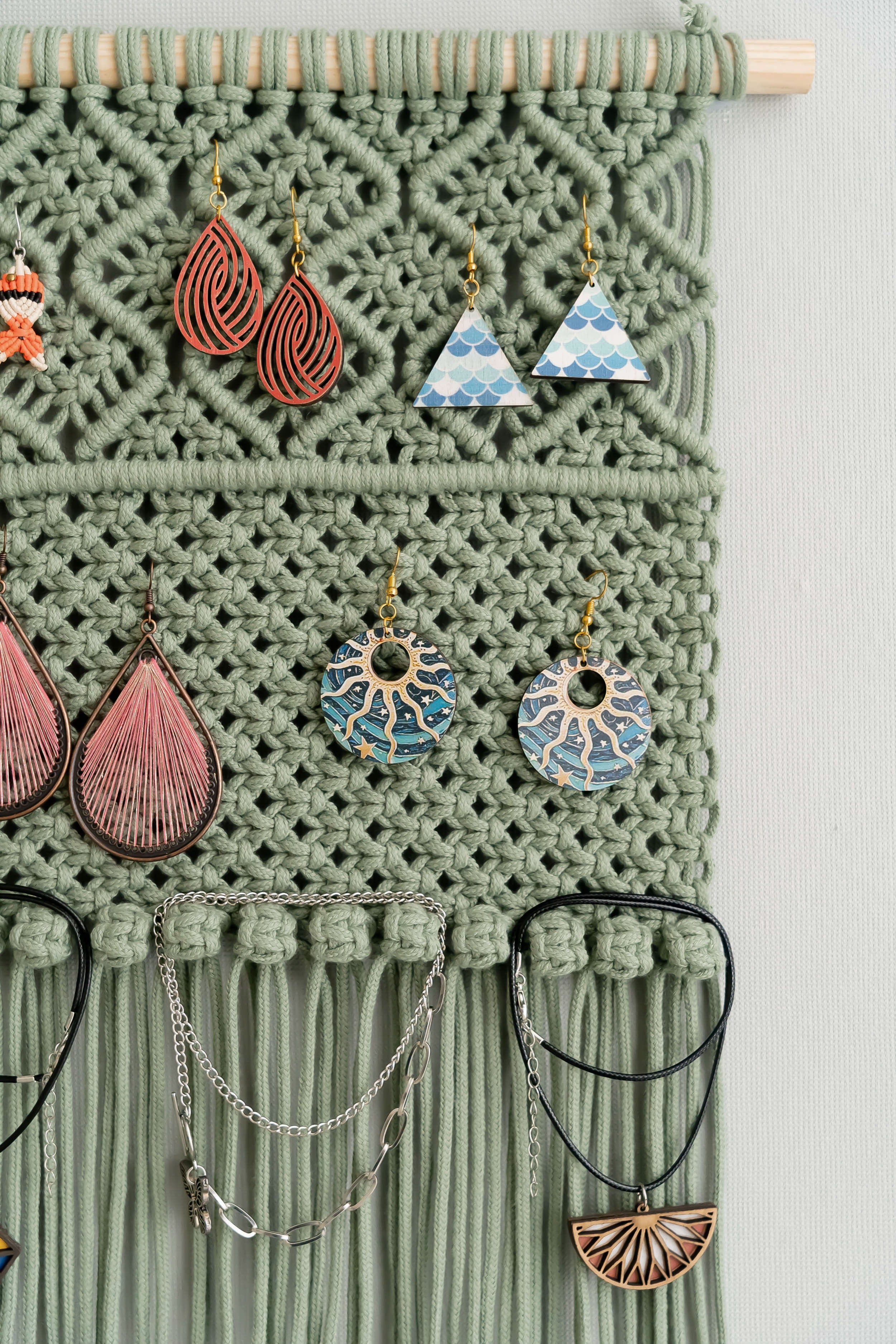 Soporte de macramé para guardar joyas, pendientes y collares