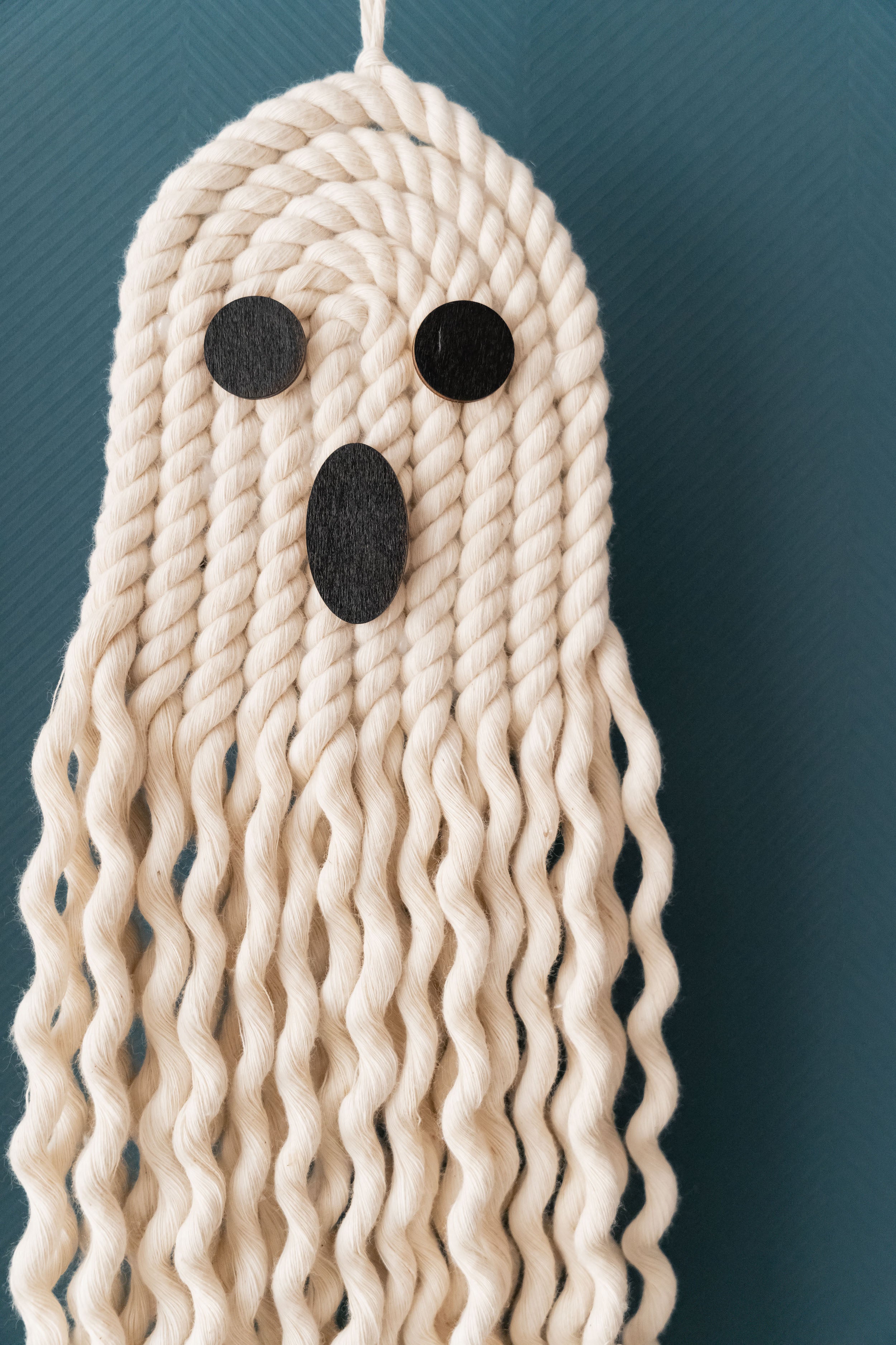 Fantasma de macramé encantador para decoración de pared de Halloween estilo boho y rústico