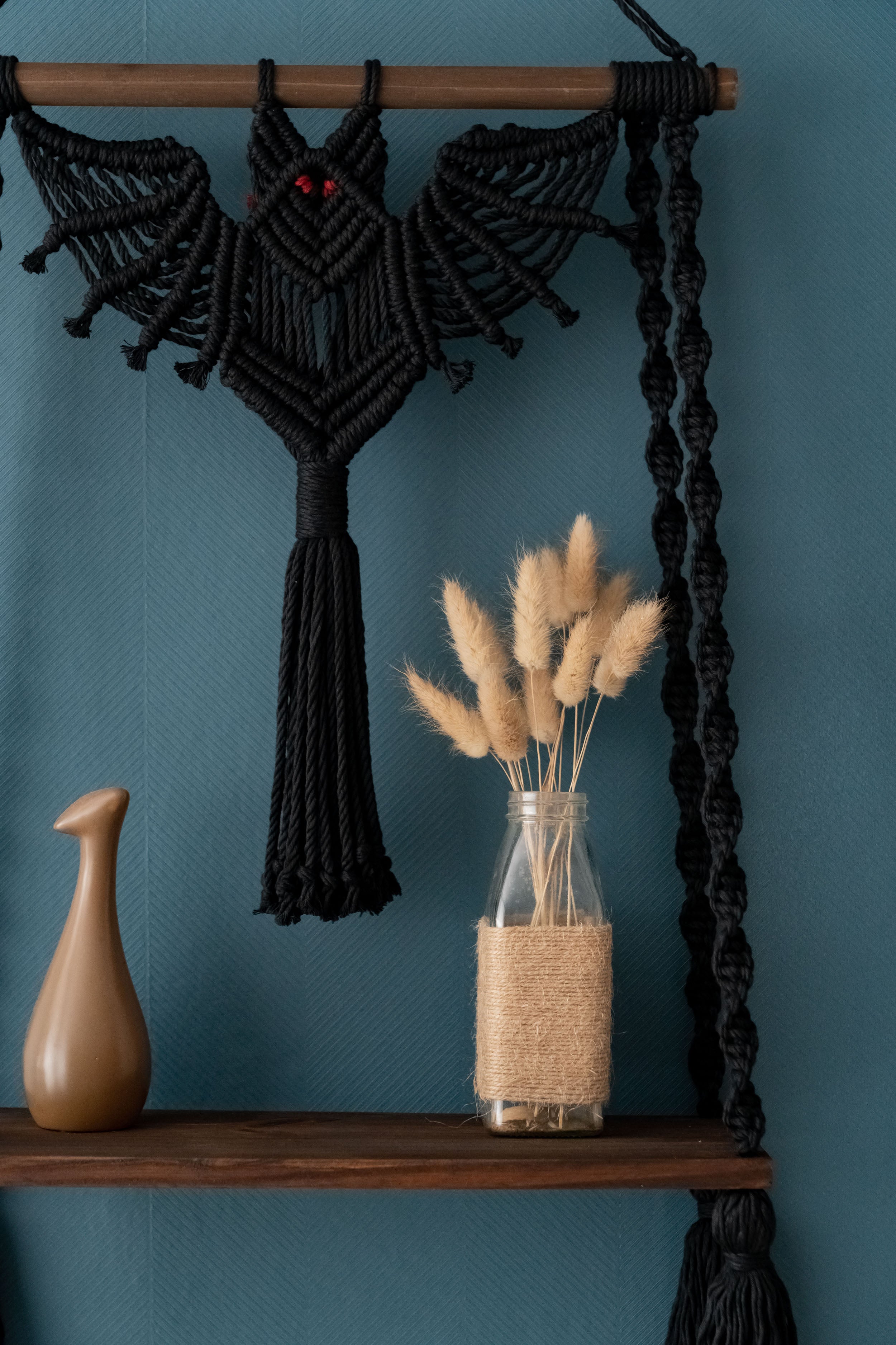 Elegante murciélago colgante de pared de macramé para una decoración espeluznante de Halloween