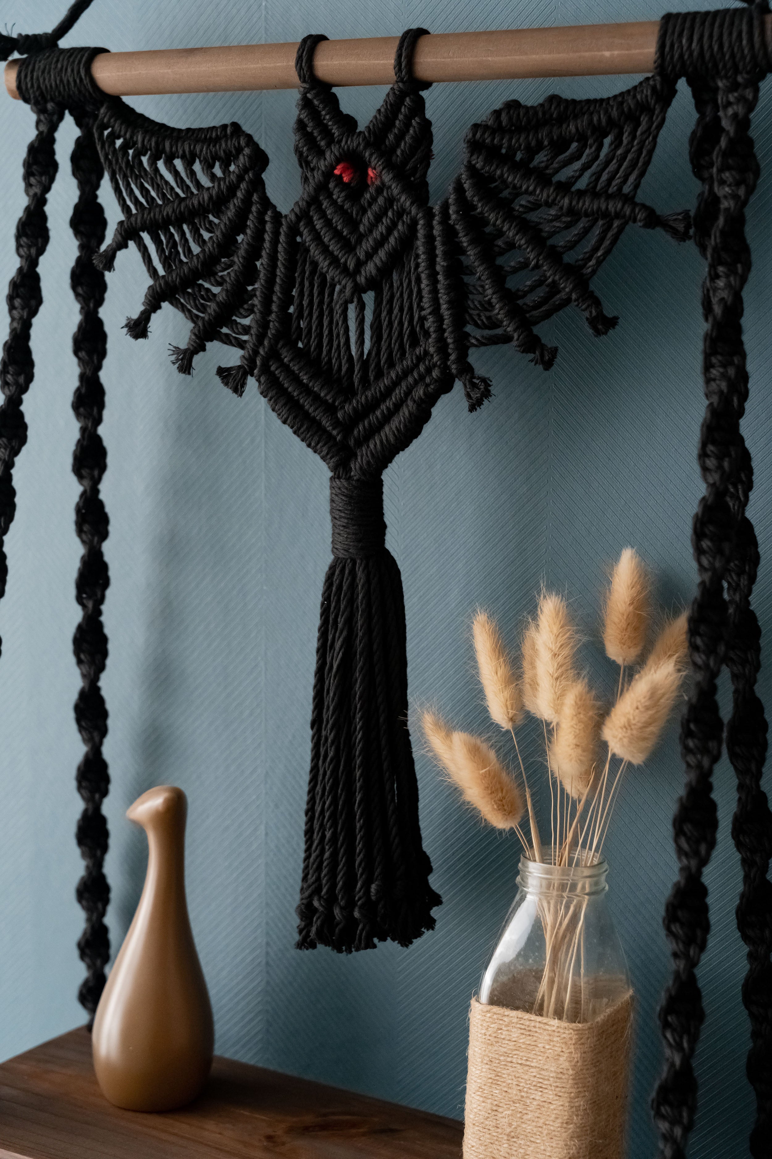 Murciélago colgante de pared de macramé elegante y espeluznante con un toque de Halloween