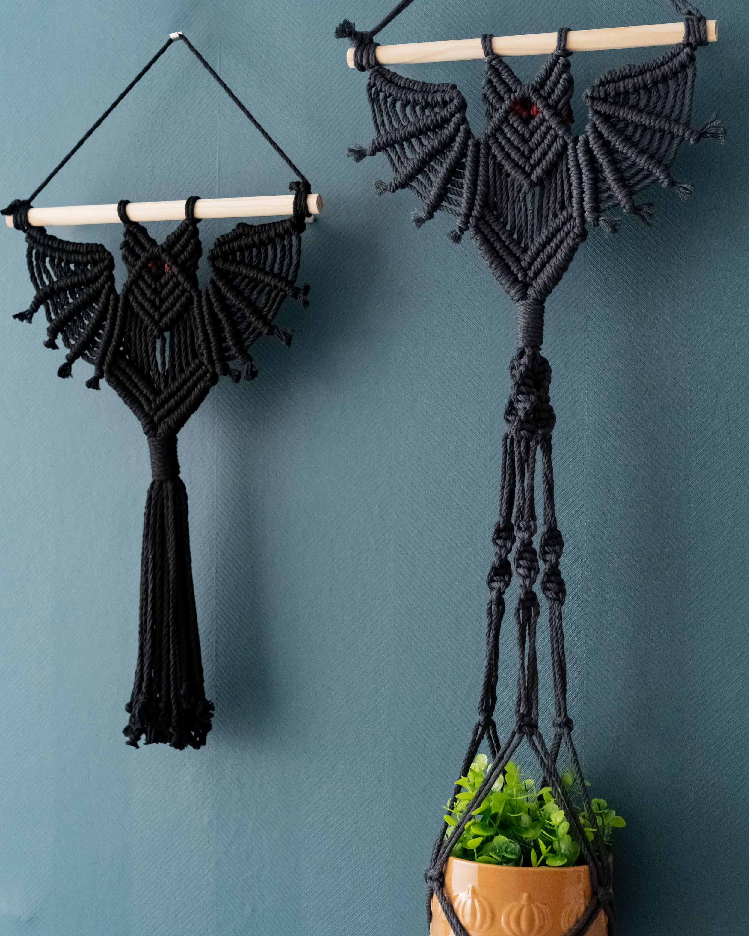 Elegante murciélago colgante de pared de macramé para una decoración espeluznante de Halloween