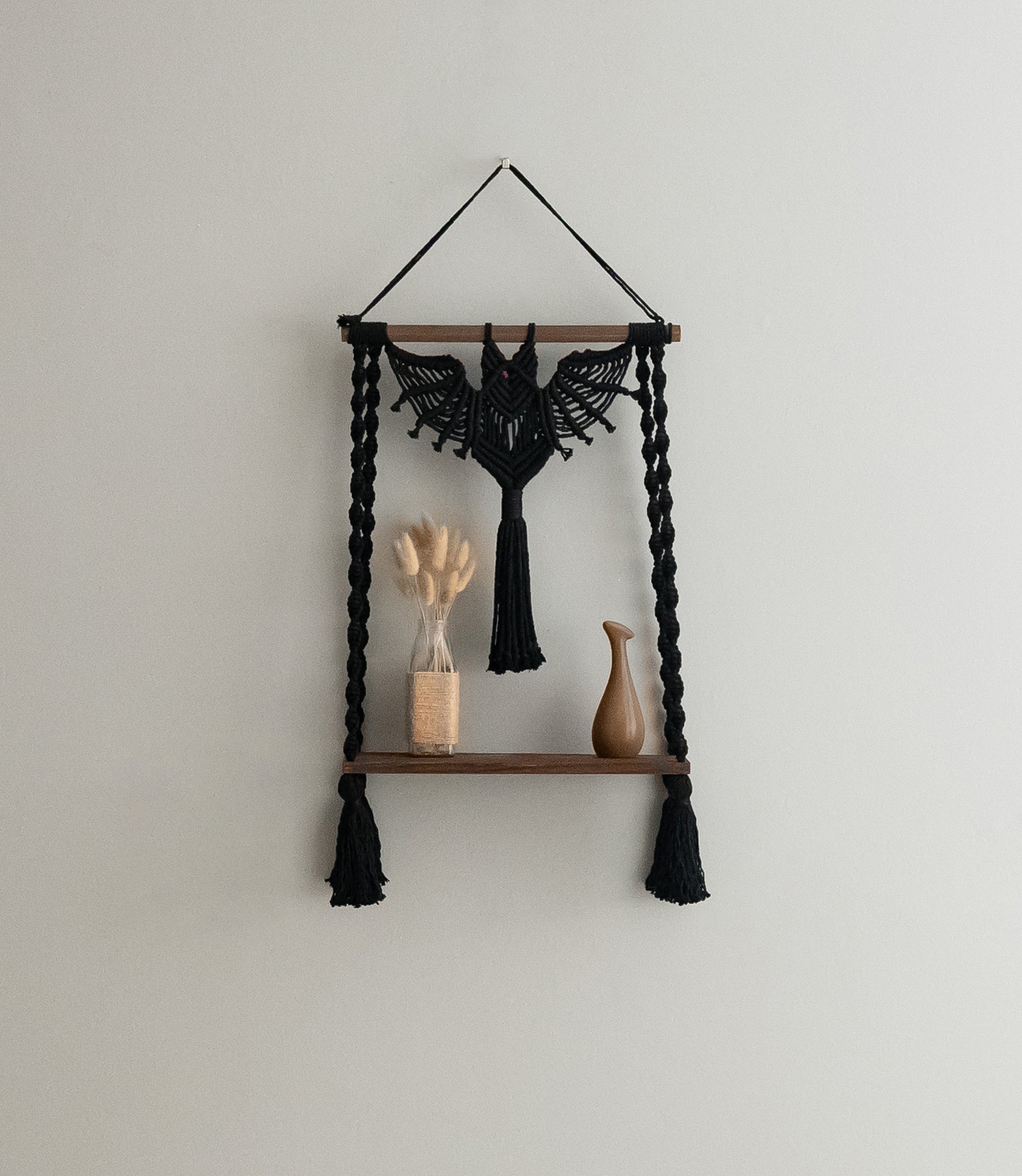 Elegante murciélago colgante de pared de macramé para una decoración espeluznante de Halloween