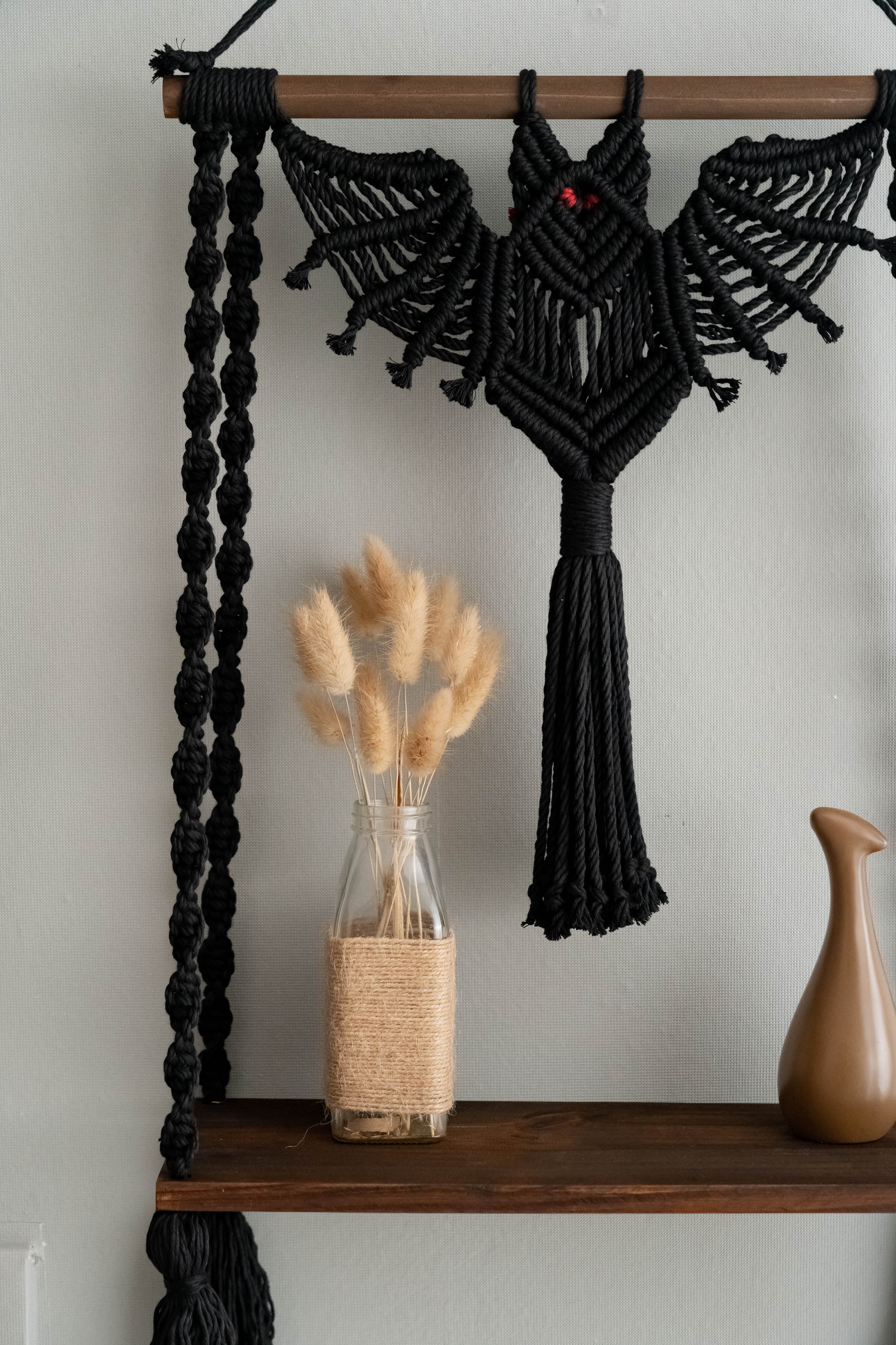 Murciélago colgante de pared de macramé elegante y espeluznante con un toque de Halloween