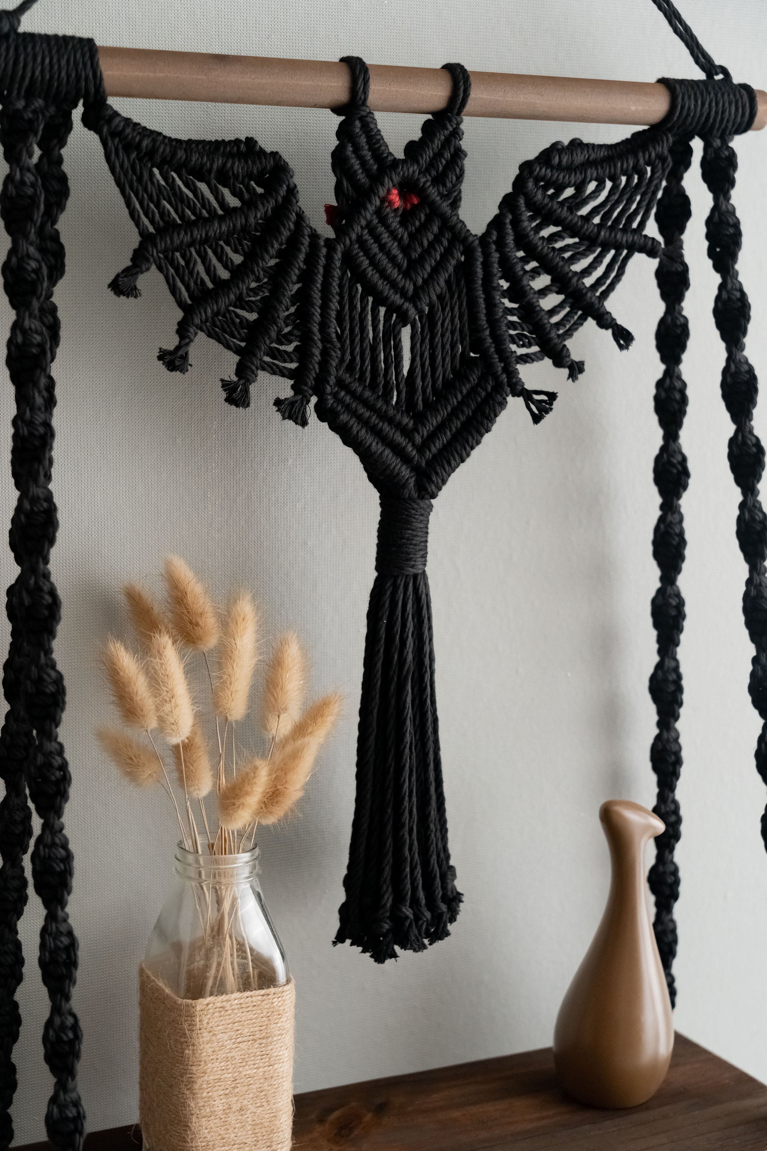 Encantador arte de pared con murciélagos en macramé, perfecto para la decoración de Halloween bohemia y gótica