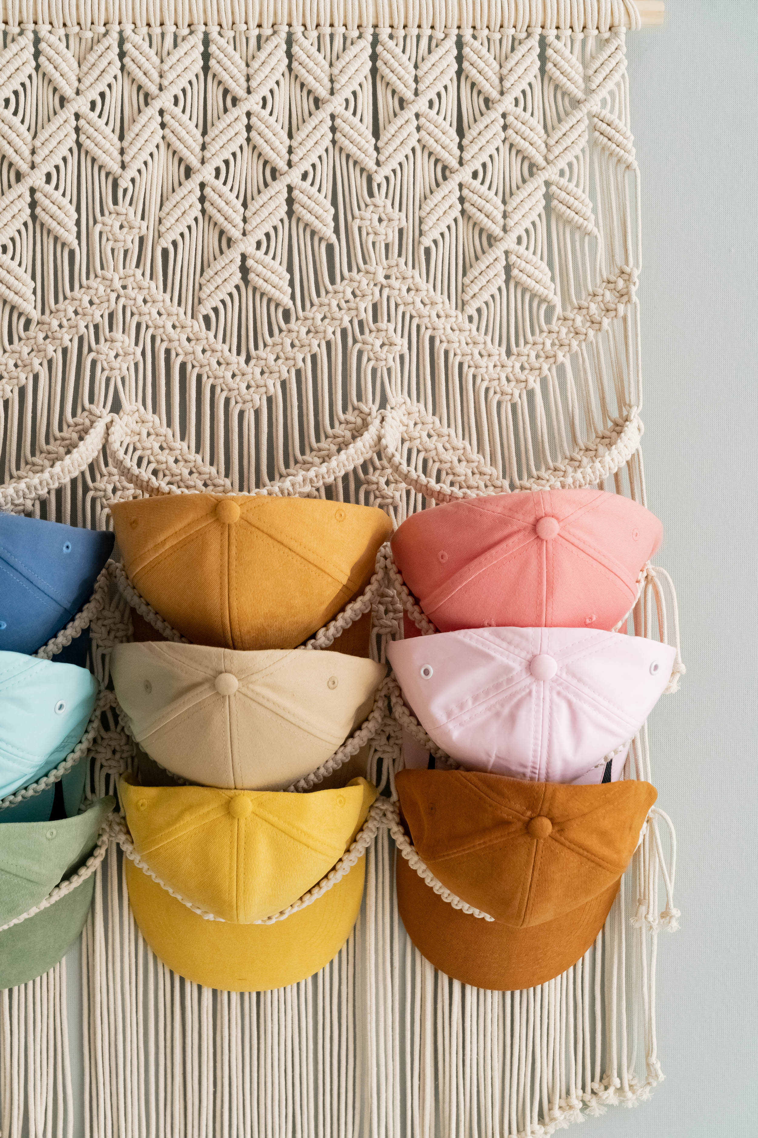 Percha de macramé para organizar sombreros con estilo