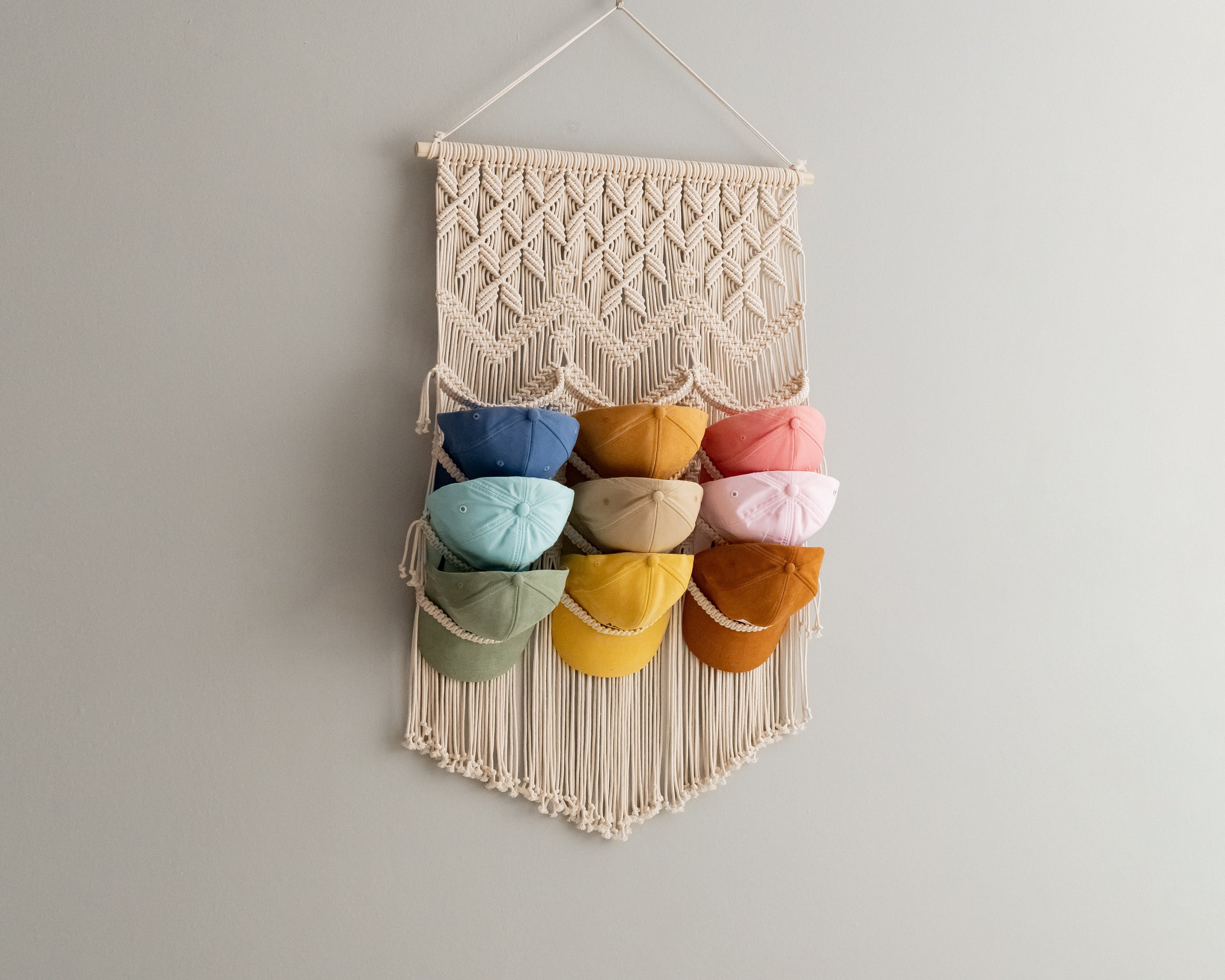 Percha de macramé para organizar sombreros con estilo