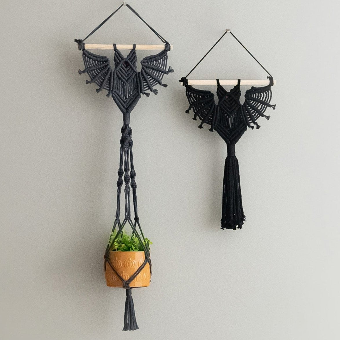 Elegante murciélago colgante de pared de macramé para una decoración espeluznante de Halloween