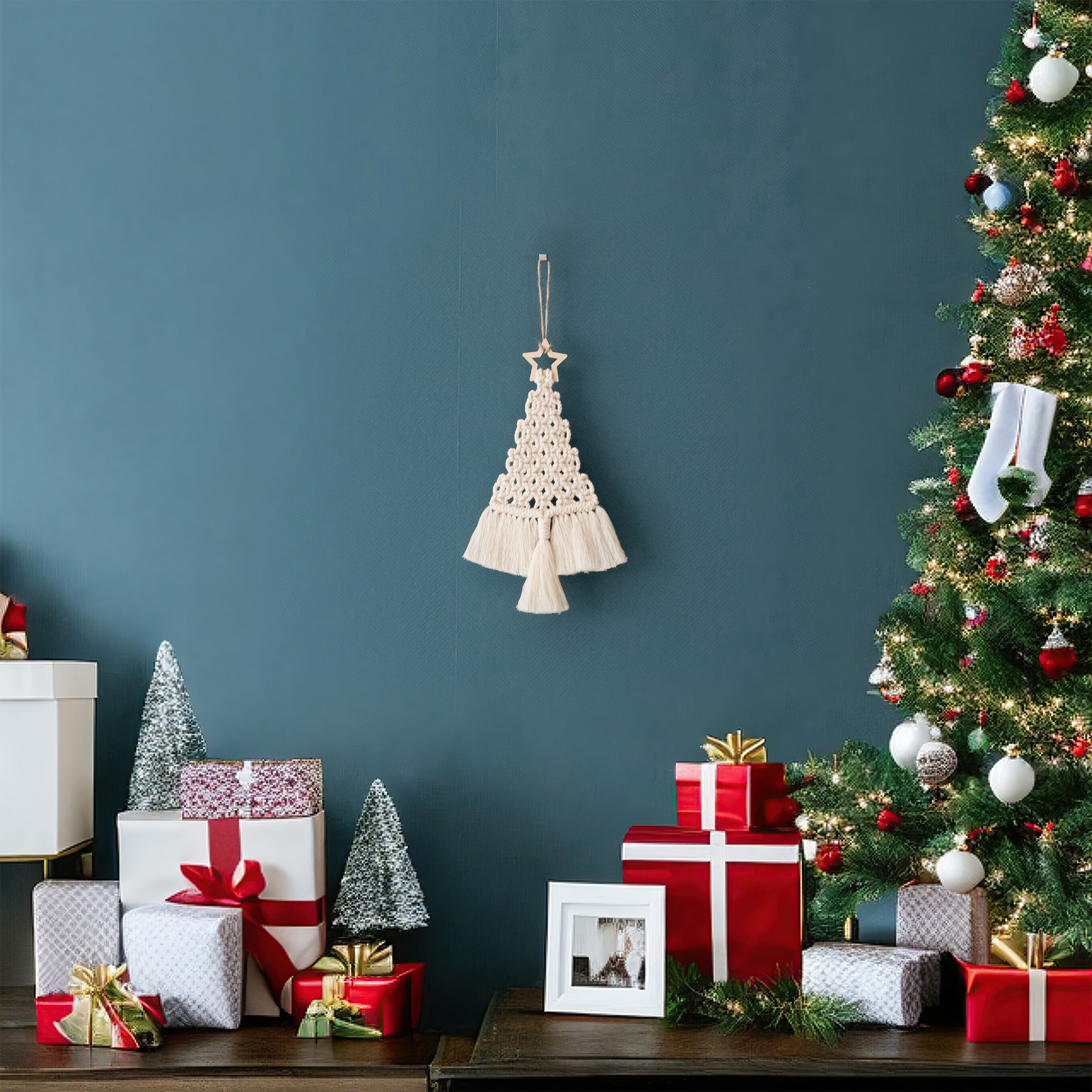 Árbol de Navidad de macramé hecho a mano para decoración rústica de paredes navideñas