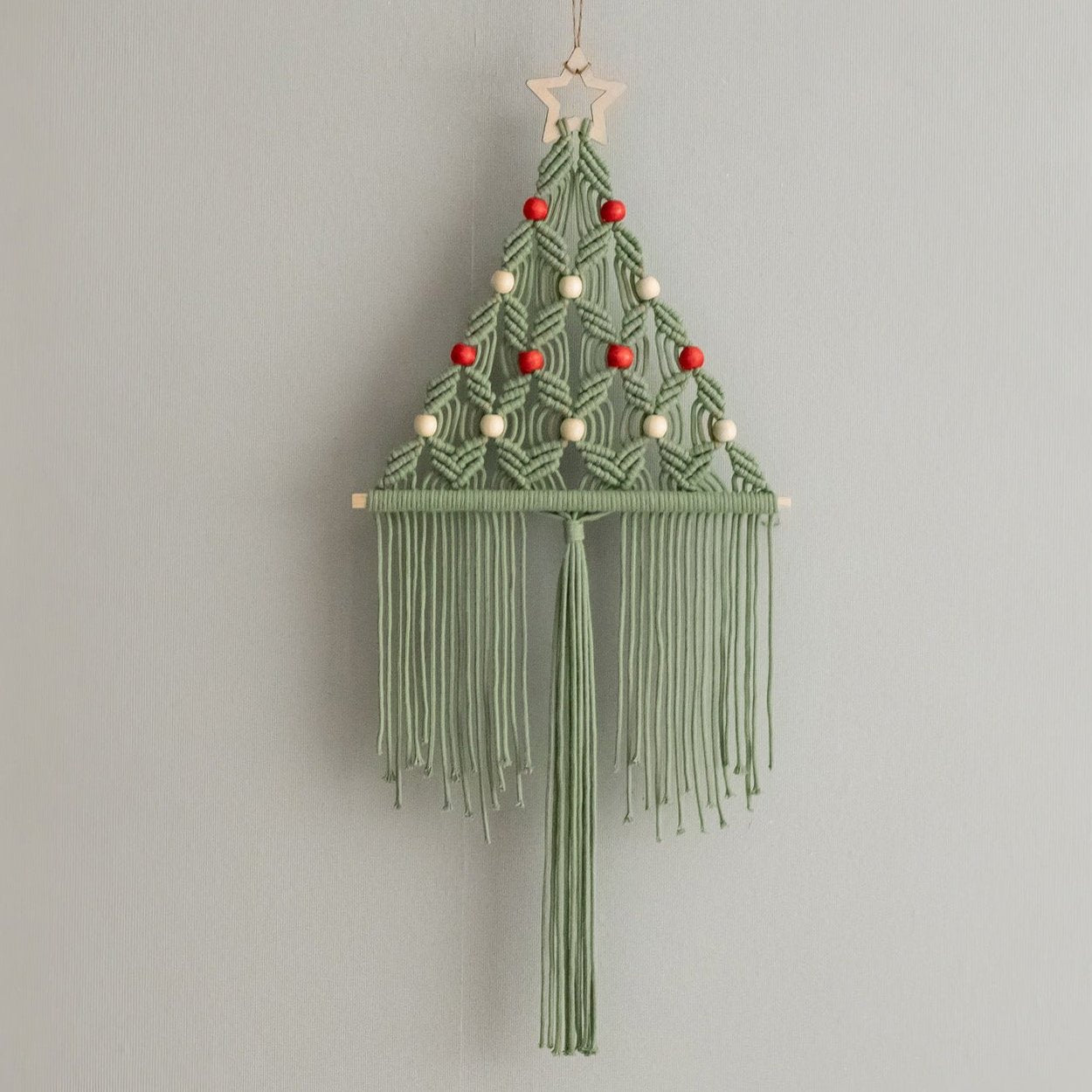 Weihnachtsbaum-Wanddekoration für den Boho-Ferienhausstil 